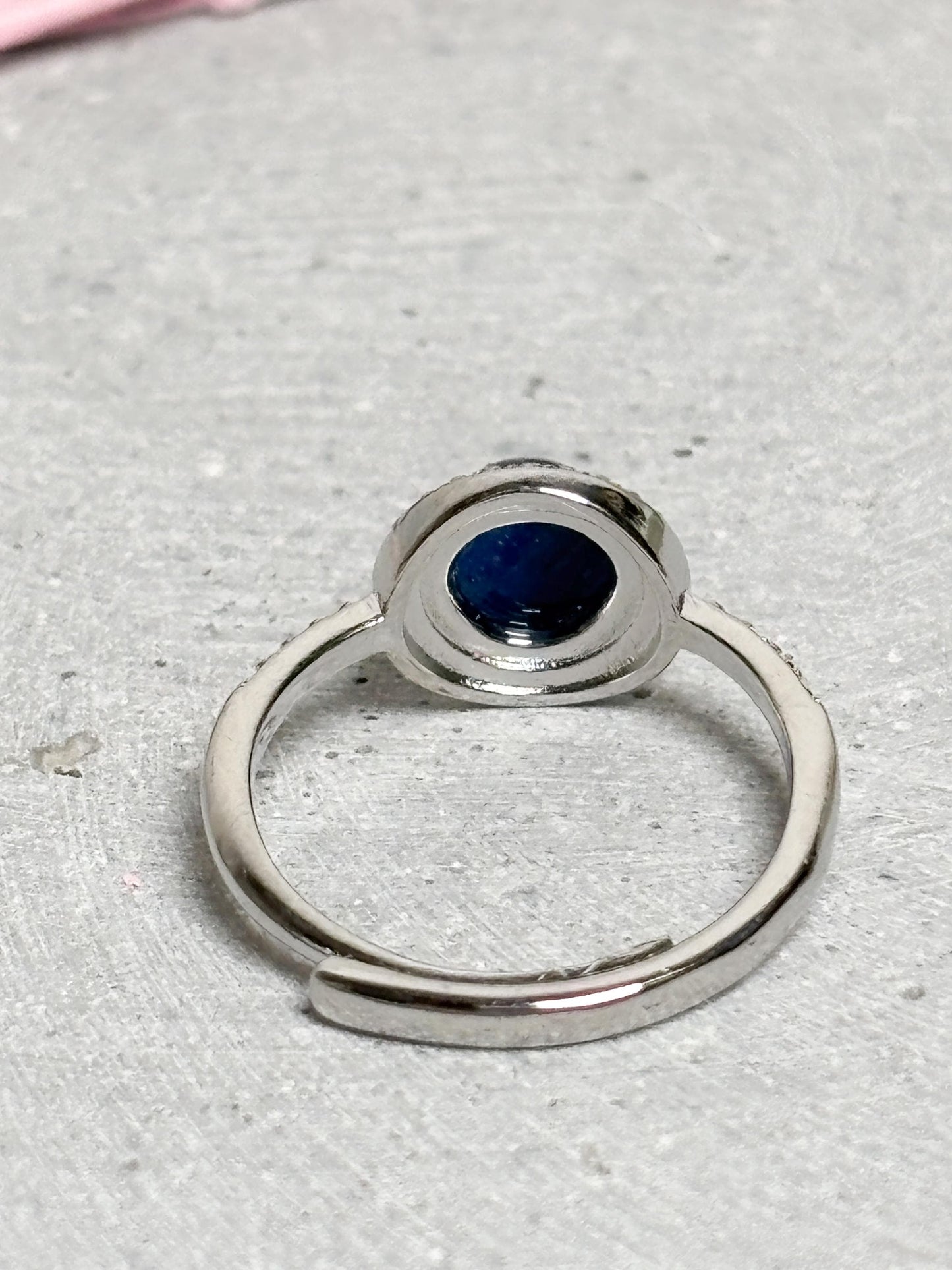 Edelstahlring mit Kyanit Cabochon größenverstellbar blauer Edelsteinring eleganter Statement Ring