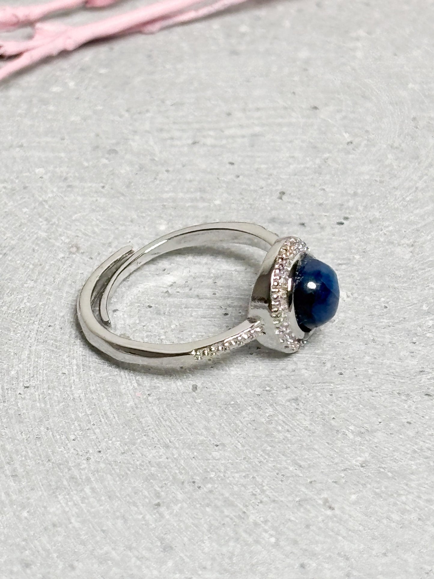 Edelstahlring mit Kyanit Cabochon größenverstellbar blauer Edelsteinring eleganter Statement Ring