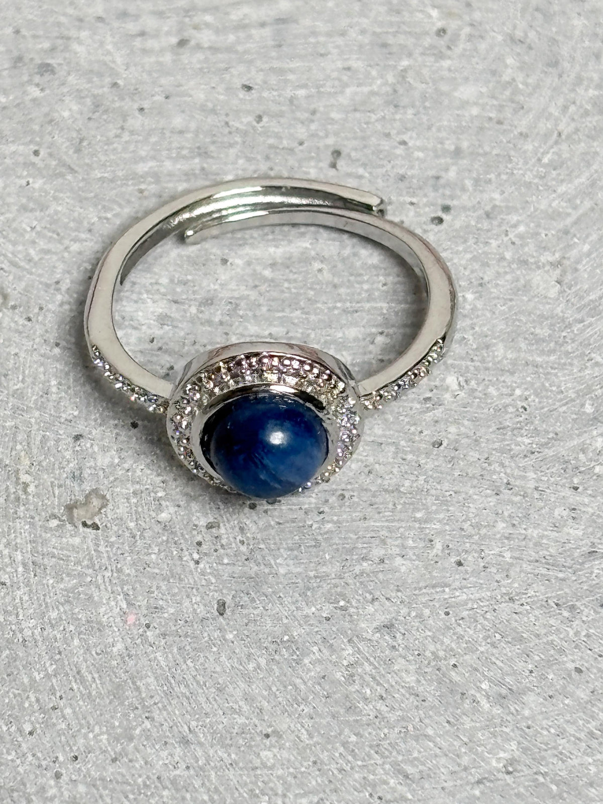 Edelstahlring mit Kyanit Cabochon größenverstellbar blauer Edelsteinring eleganter Statement Ring