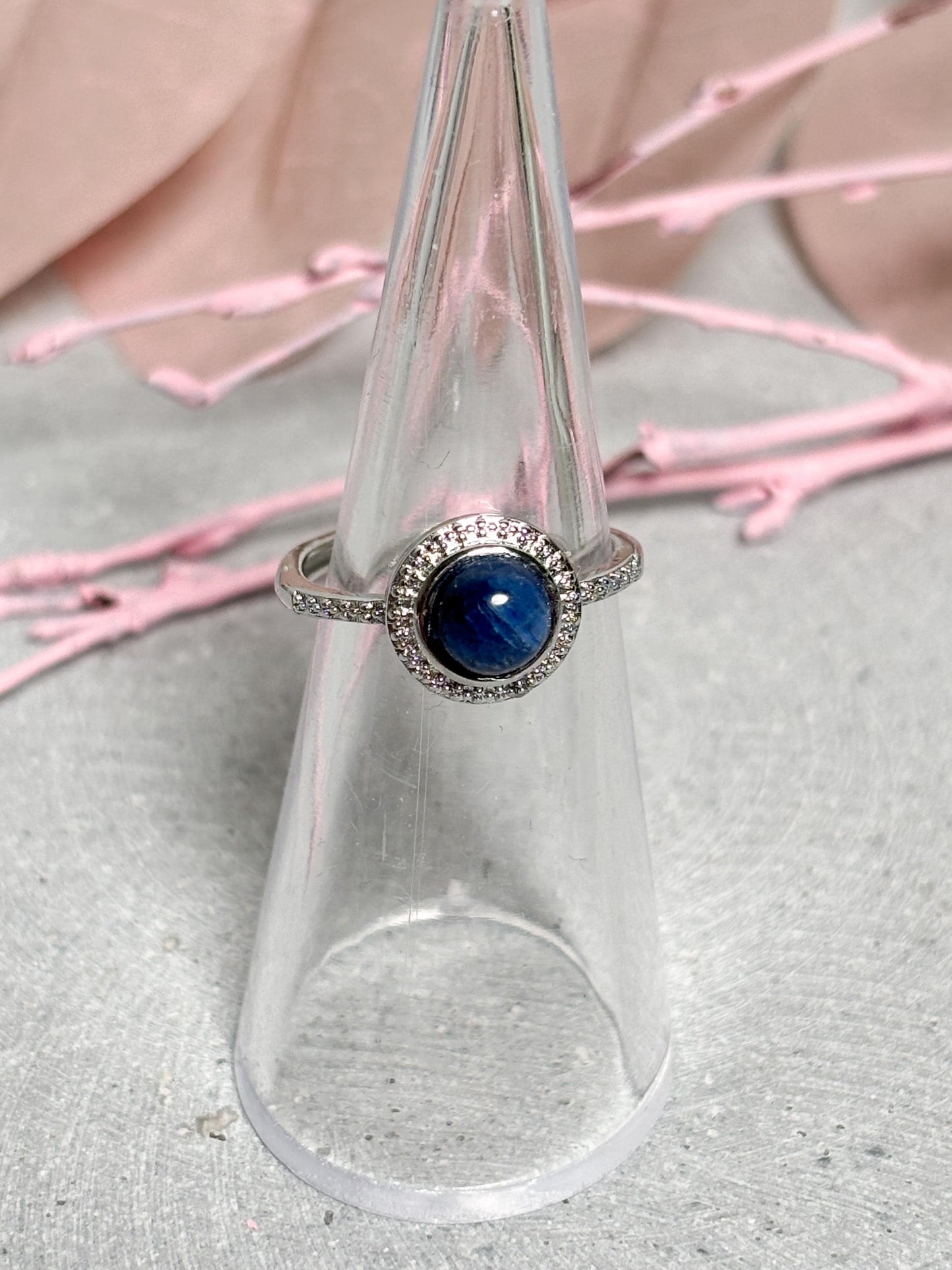 Edelstahlring mit Kyanit Cabochon größenverstellbar blauer Edelsteinring eleganter Statement Ring