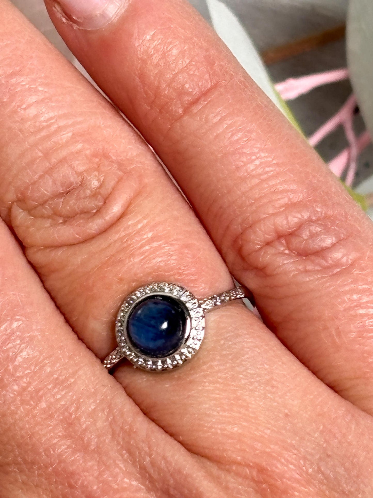Edelstahlring mit Kyanit Cabochon größenverstellbar blauer Edelsteinring eleganter Statement Ring