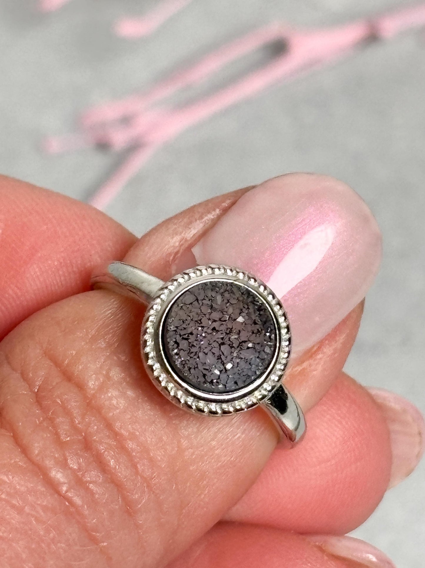 Edelstahlring größenverstellbar mit rundem Carborundum Stein 10 mm silberfarbener Statement Ring