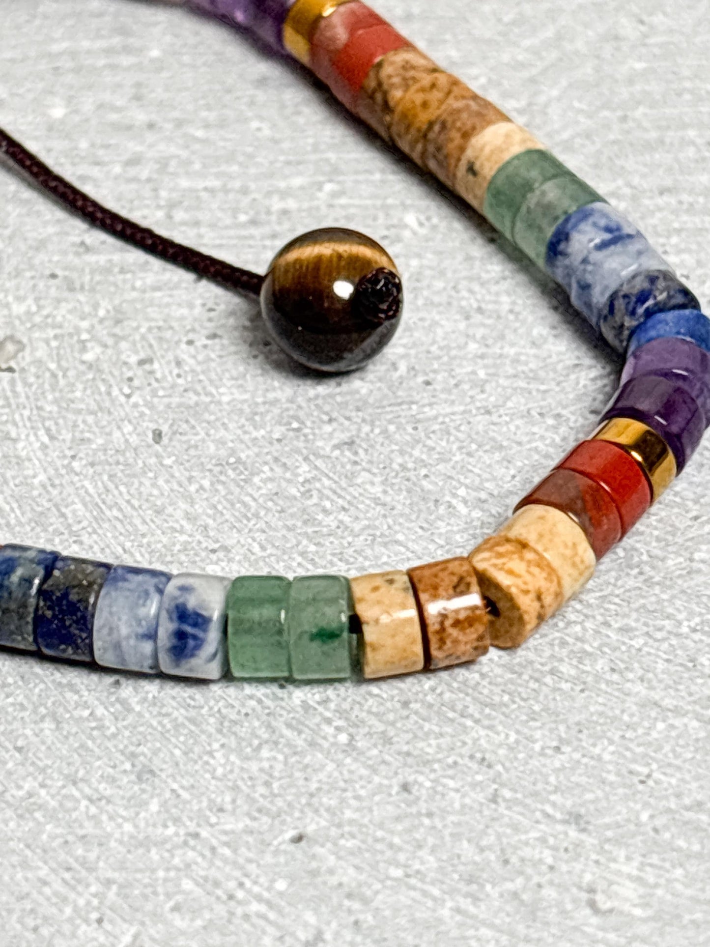 7 Chakra Armband Makramee verstellbar Unisex 4 mm Edelstein Perlenarmband mit Chakra Karte