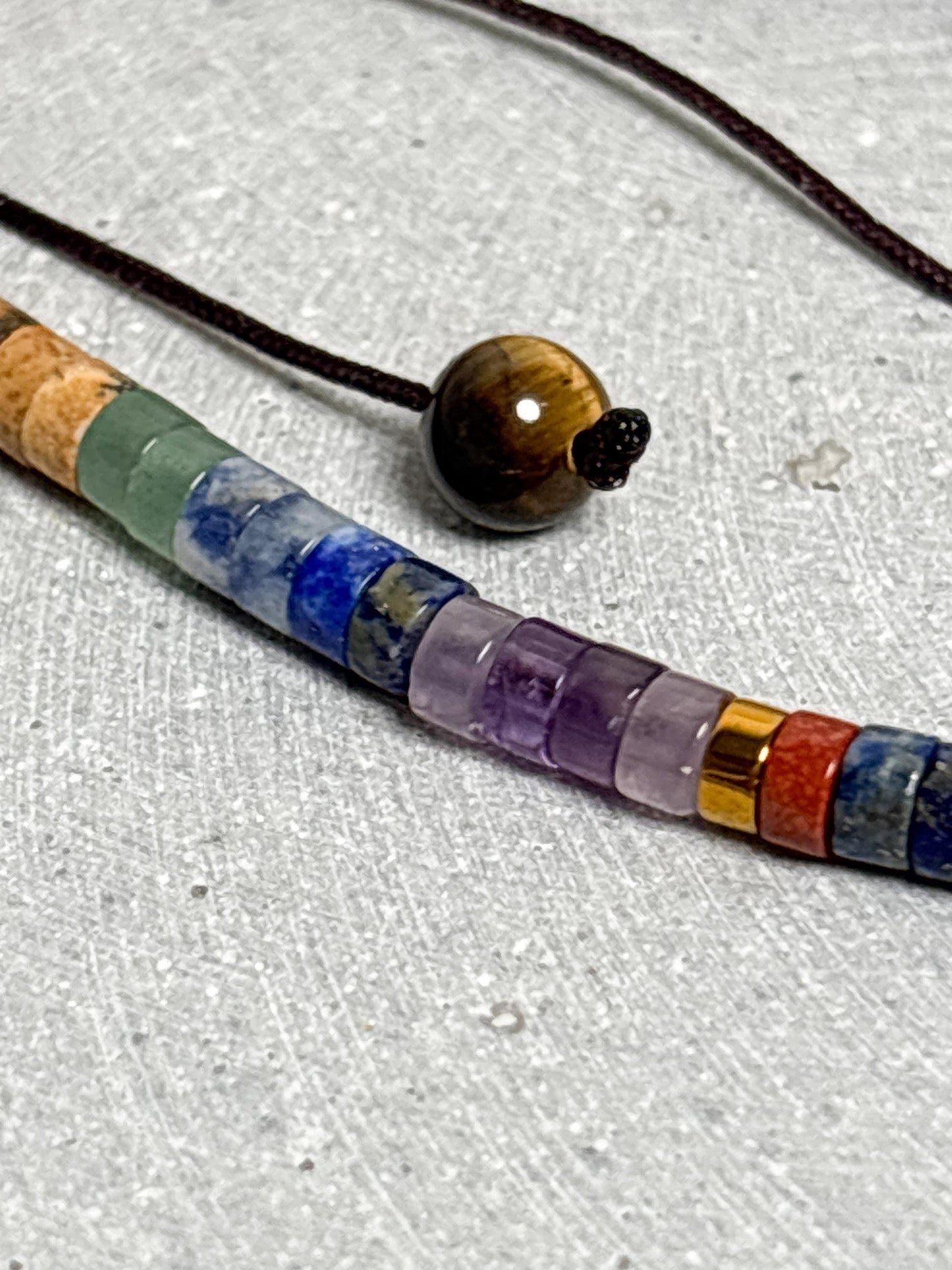 7 Chakra Armband Makramee verstellbar Unisex 4 mm Edelstein Perlenarmband mit Chakra Karte
