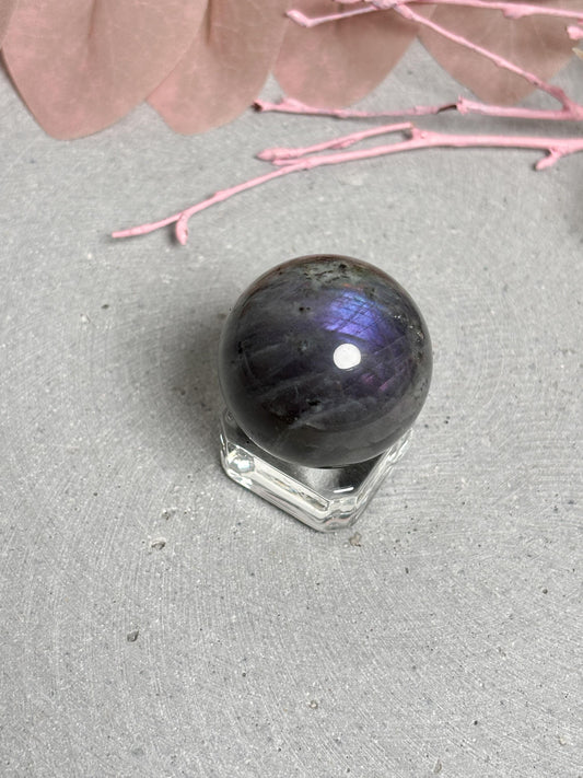 Labradorit Kugel poliert 3,1 cm Edelstein Kugel mit violett-blauem Schimmer Naturstein Sphere Deko Kristallkugel