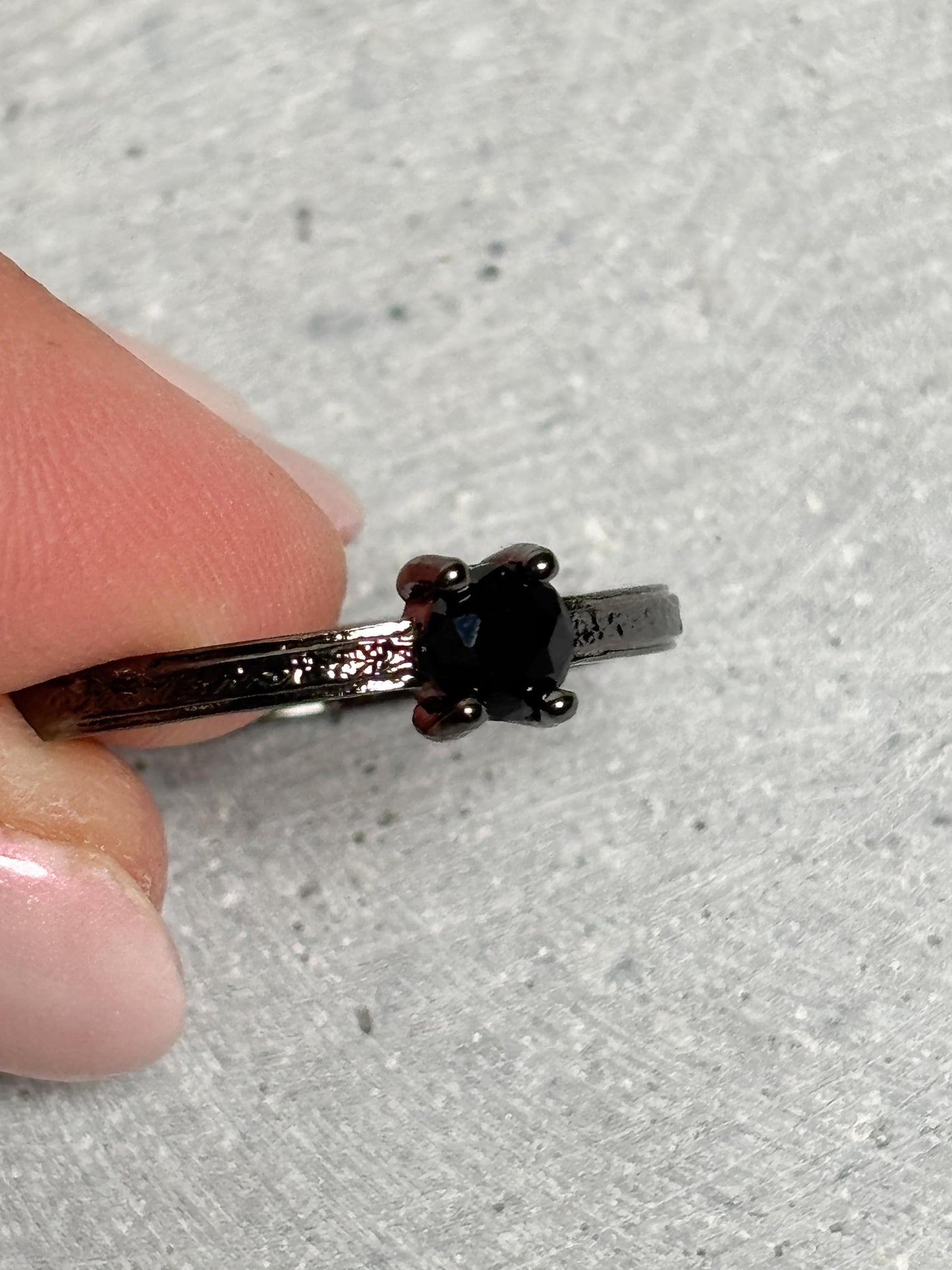 Schwarzer Edelstahlring mit Obsidian 4mm größenverstellbar minimalistischer Ring schwarzer Stein Edelstahlschmuck