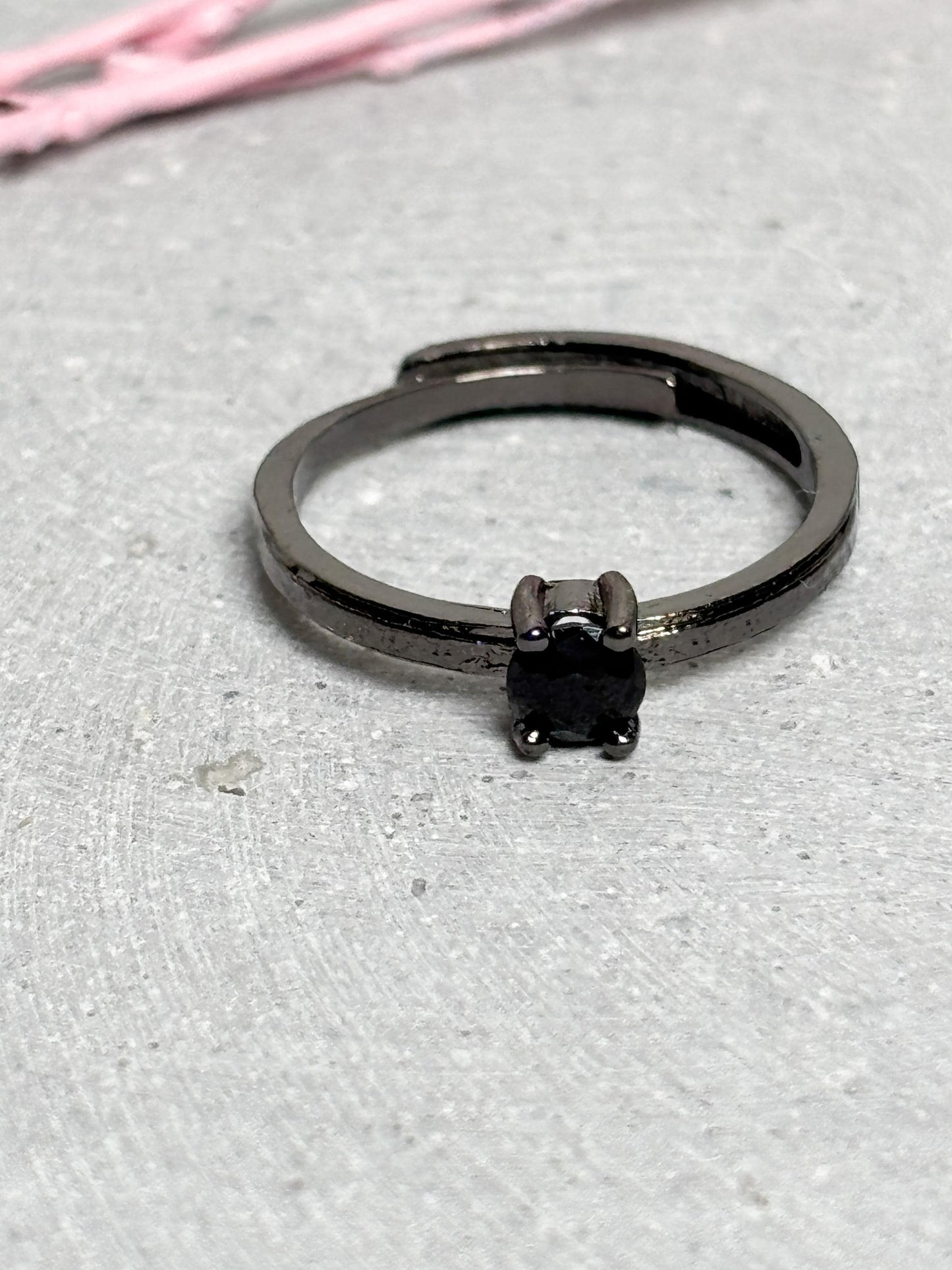 Schwarzer Edelstahlring mit Obsidian 4mm größenverstellbar minimalistischer Ring schwarzer Stein Edelstahlschmuck