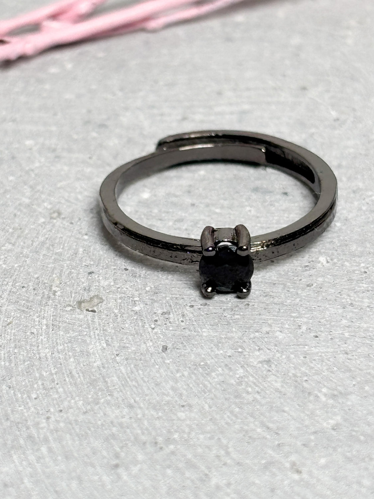 Schwarzer Edelstahlring mit Obsidian 4mm größenverstellbar minimalistischer Ring schwarzer Stein Edelstahlschmuck