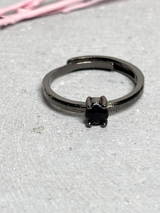 Schwarzer Edelstahlring mit Obsidian 4mm größenverstellbar minimalistischer Ring schwarzer Stein Edelstahlschmuck