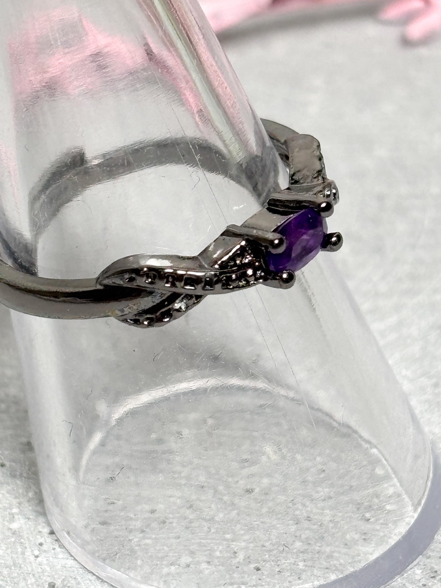 Schwarzer Edelstahlring mit Amethyst 3,5mm größenverstellbar minimalistischer Ring violetter Edelsteinring