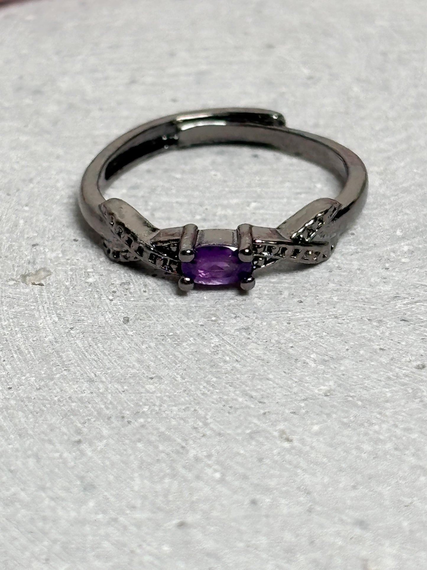 Schwarzer Edelstahlring mit Amethyst 3,5mm größenverstellbar minimalistischer Ring violetter Edelsteinring