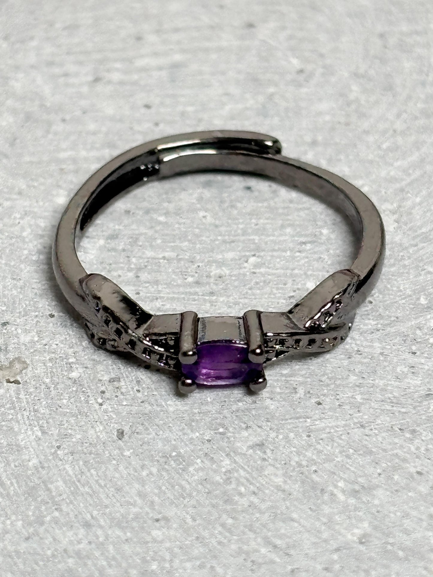 Schwarzer Edelstahlring mit Amethyst 3,5mm größenverstellbar minimalistischer Ring violetter Edelsteinring