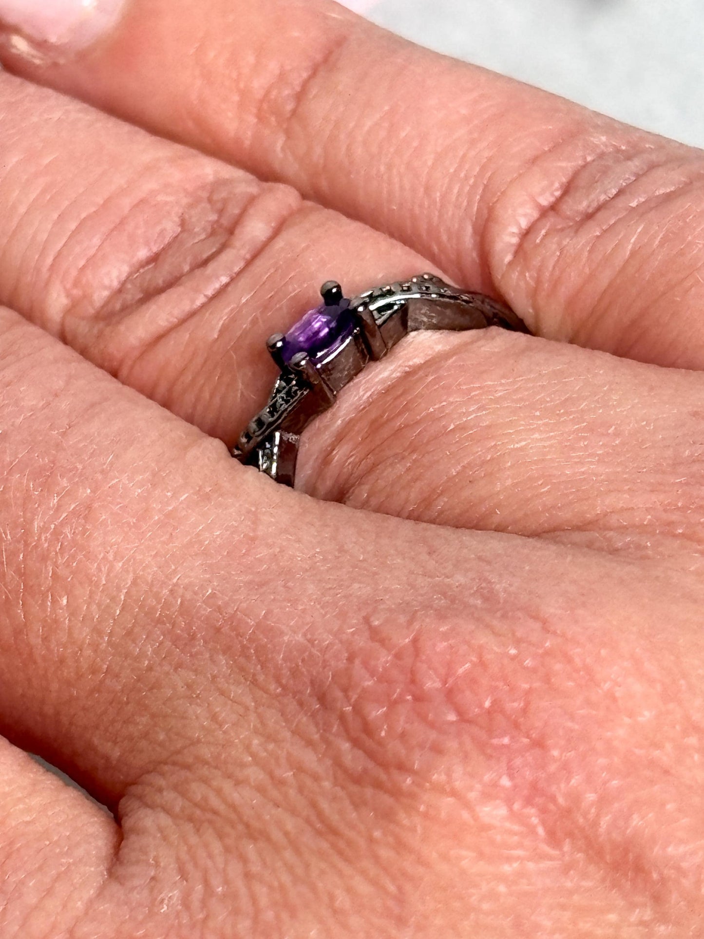 Schwarzer Edelstahlring mit Amethyst 3,5mm größenverstellbar minimalistischer Ring violetter Edelsteinring