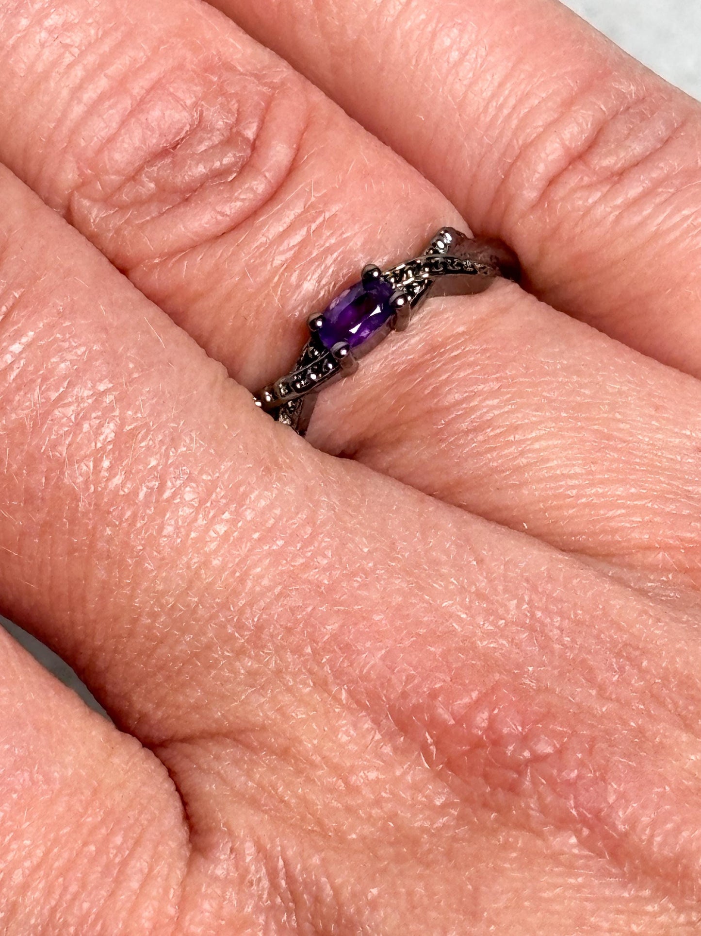 Schwarzer Edelstahlring mit Amethyst 3,5mm größenverstellbar minimalistischer Ring violetter Edelsteinring
