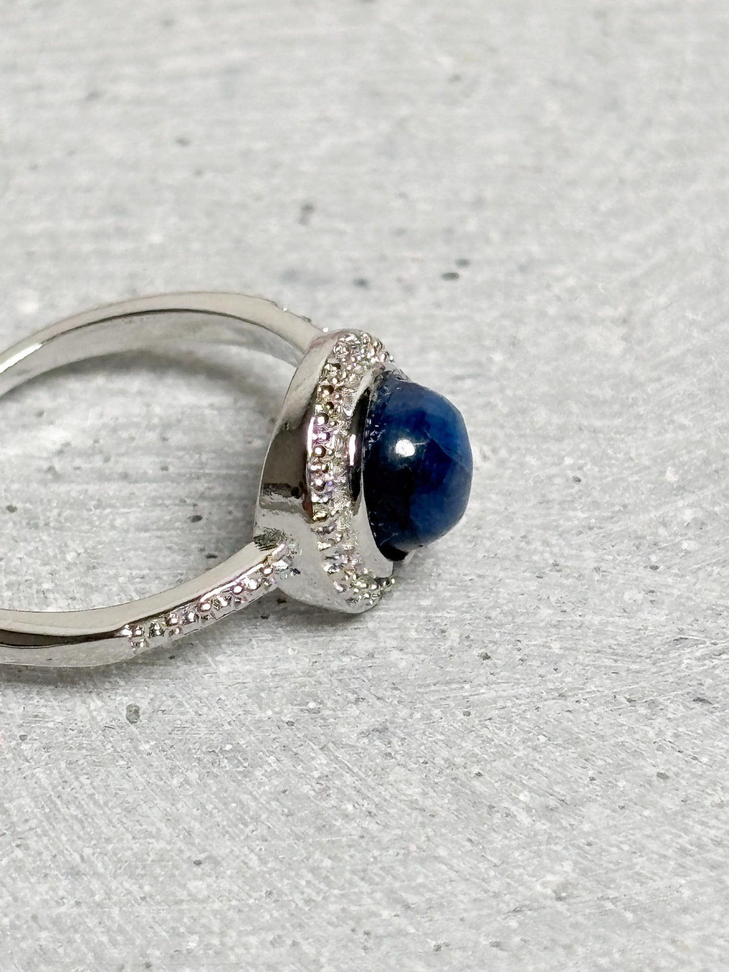 Edelstahlring mit Kyanit Cabochon größenverstellbar blauer Edelsteinring eleganter Statement Ring