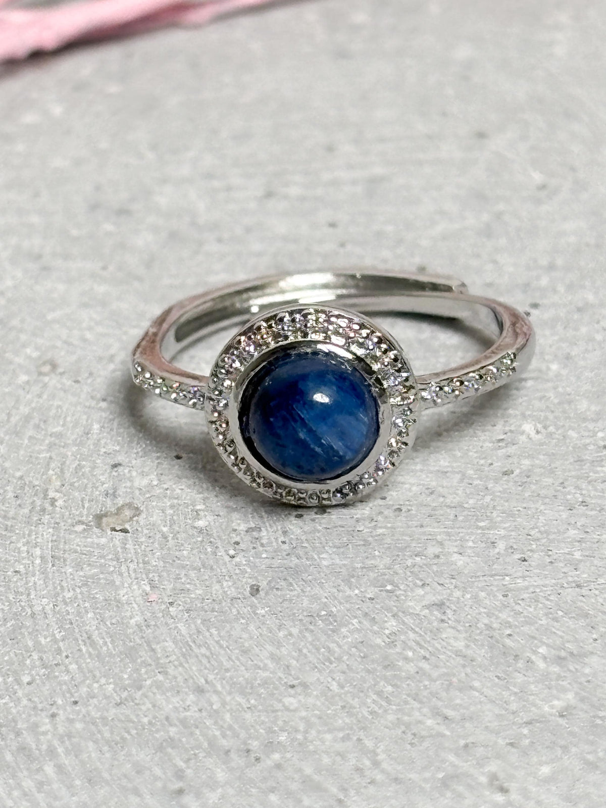 Edelstahlring mit Kyanit Cabochon größenverstellbar blauer Edelsteinring eleganter Statement Ring