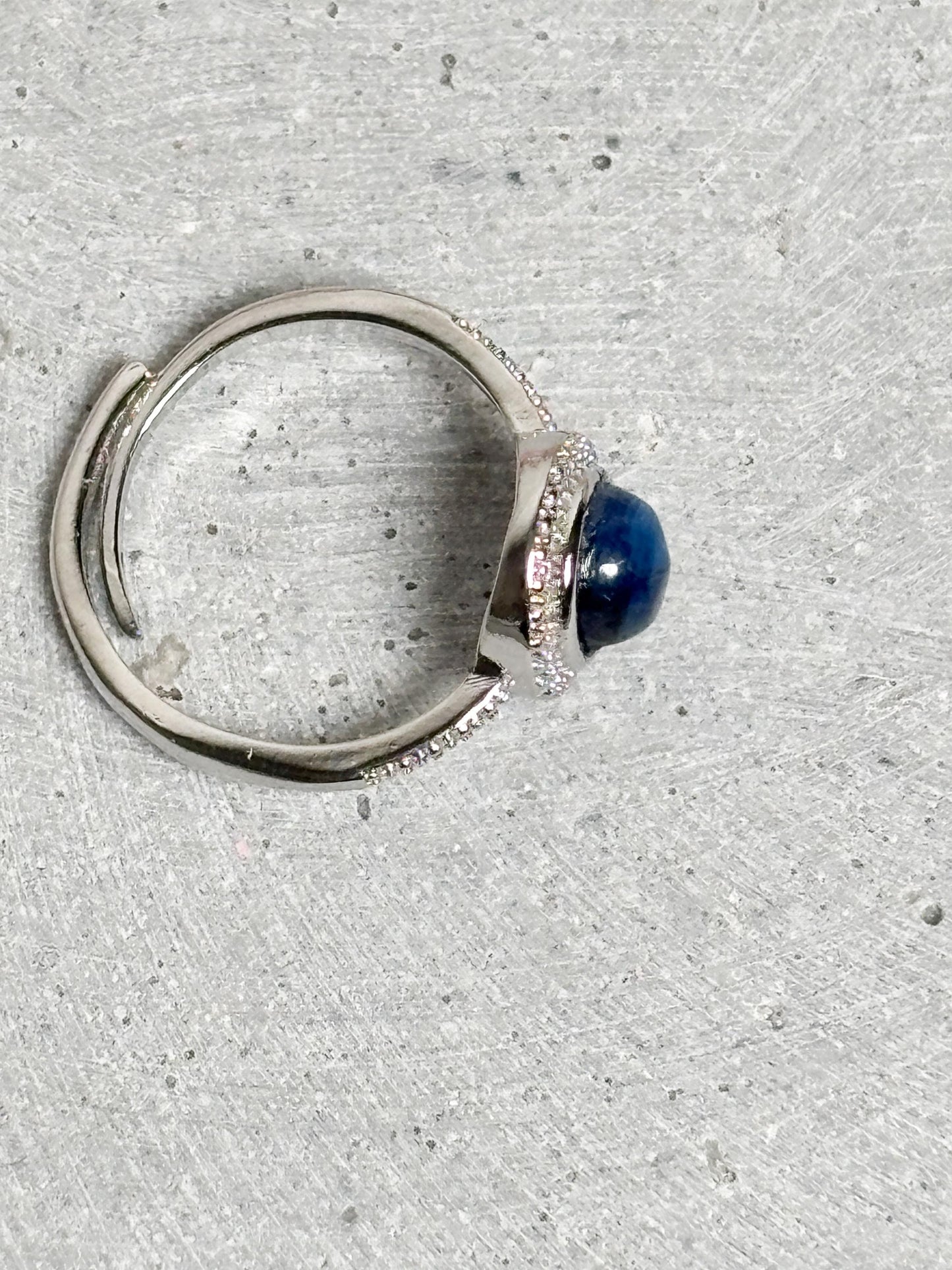 Edelstahlring mit Kyanit Cabochon größenverstellbar blauer Edelsteinring eleganter Statement Ring