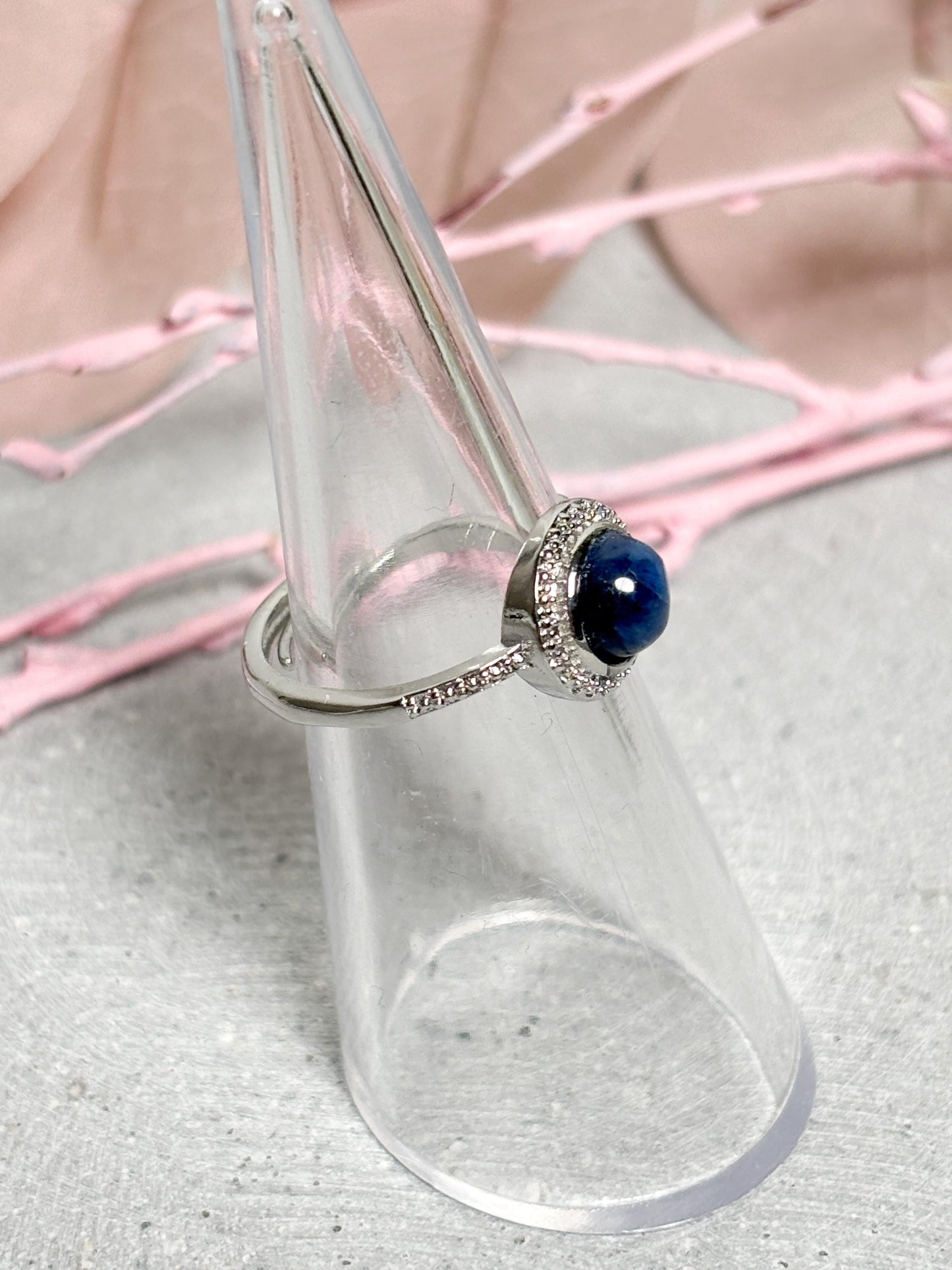 Edelstahlring mit Kyanit Cabochon größenverstellbar blauer Edelsteinring eleganter Statement Ring
