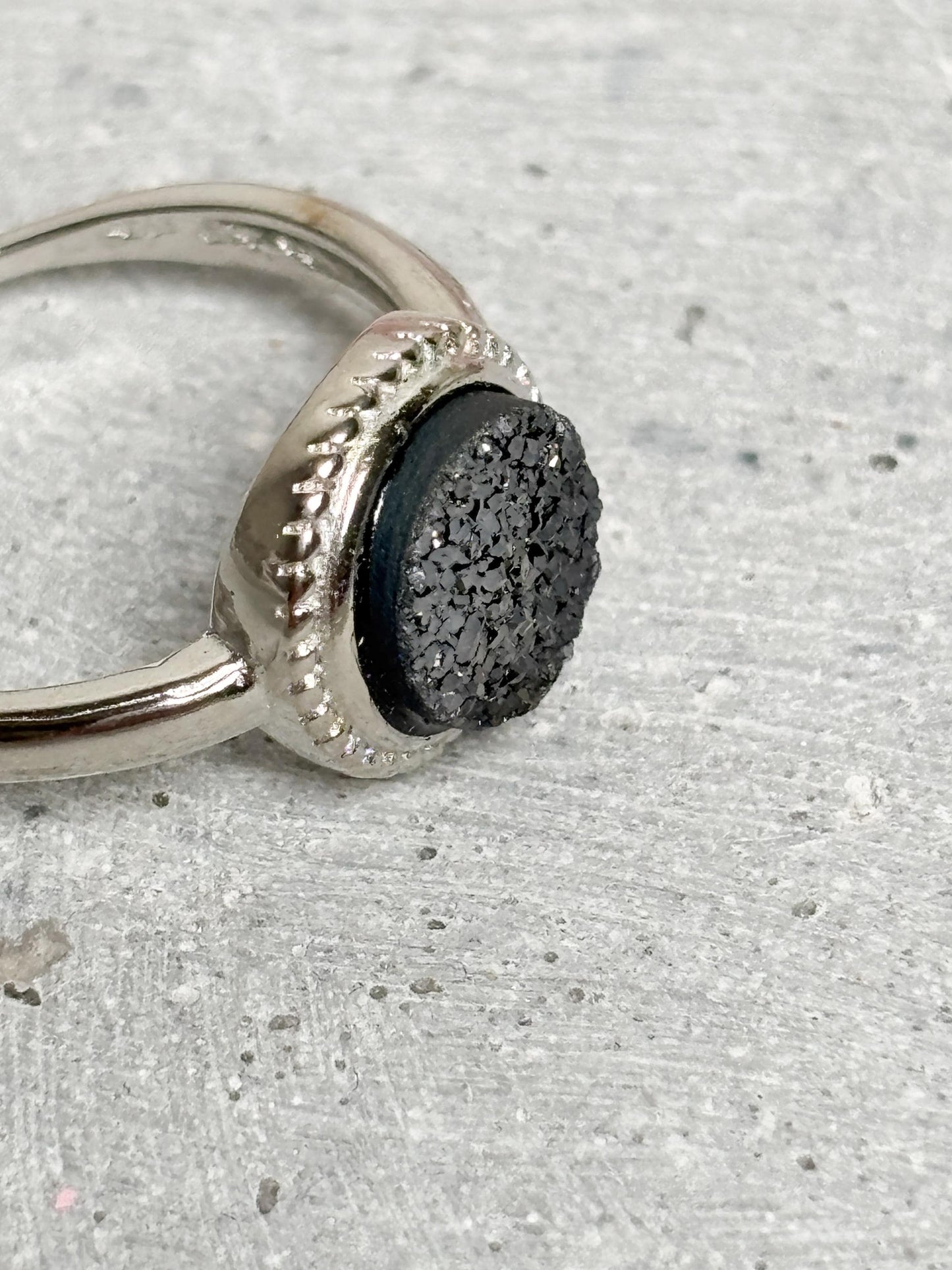 Edelstahlring größenverstellbar mit rundem Carborundum Stein 10 mm silberfarbener Statement Ring