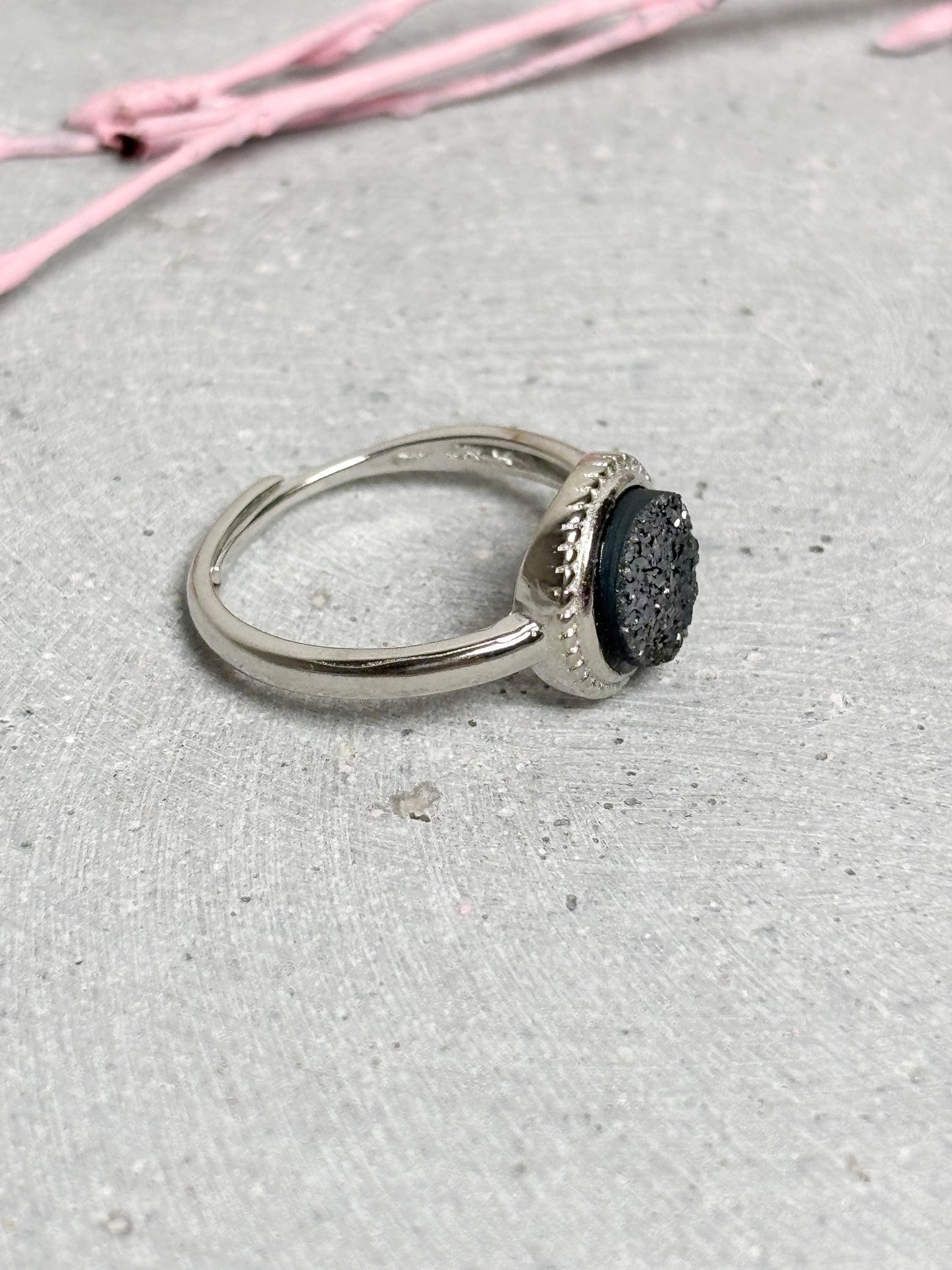 Edelstahlring größenverstellbar mit rundem Carborundum Stein 10 mm silberfarbener Statement Ring