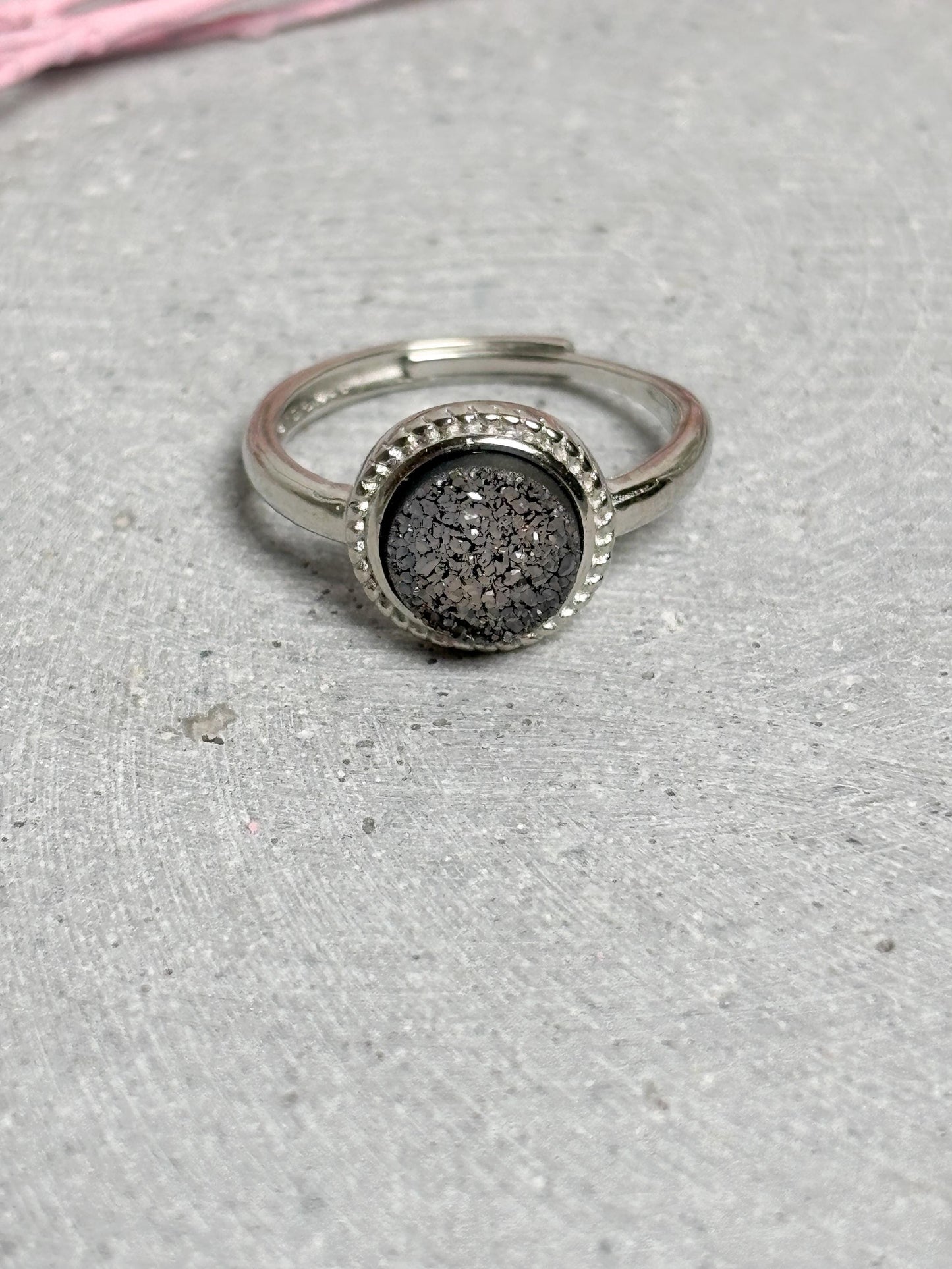 Edelstahlring größenverstellbar mit rundem Carborundum Stein 10 mm silberfarbener Statement Ring