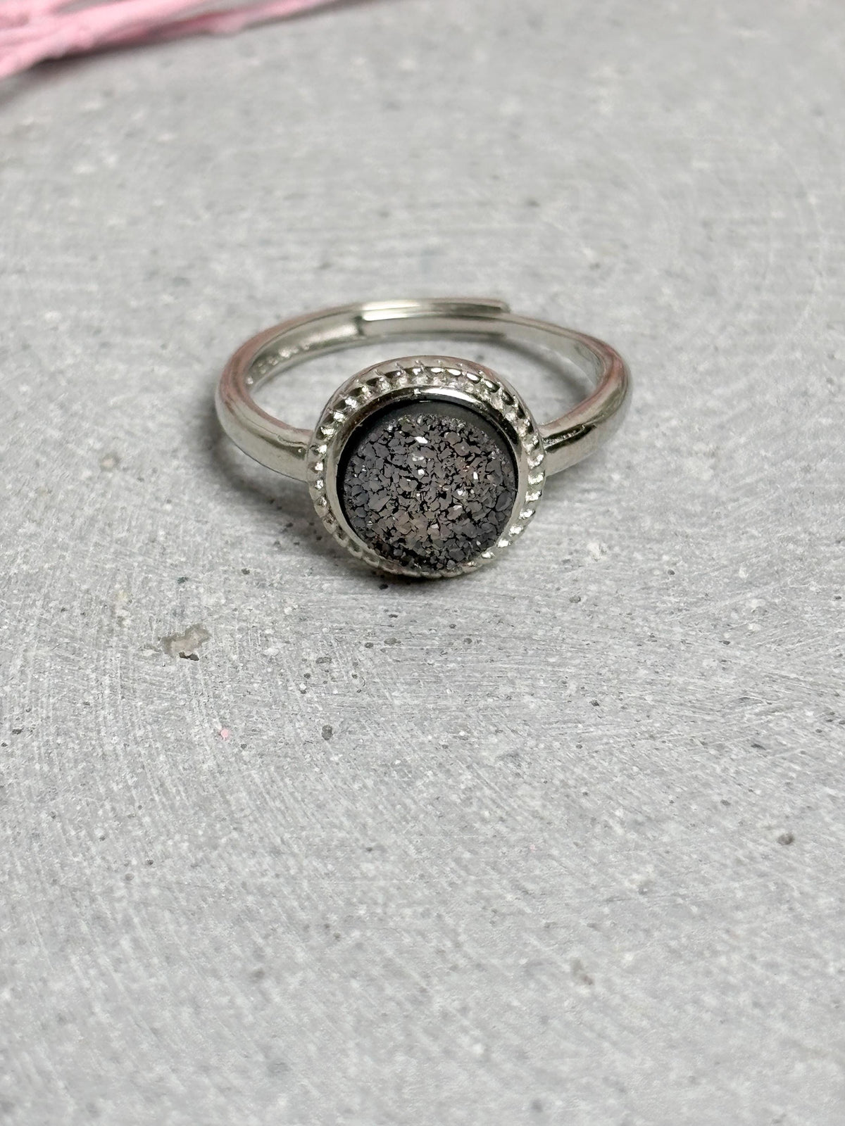 Edelstahlring größenverstellbar mit rundem Carborundum Stein 10 mm silberfarbener Statement Ring