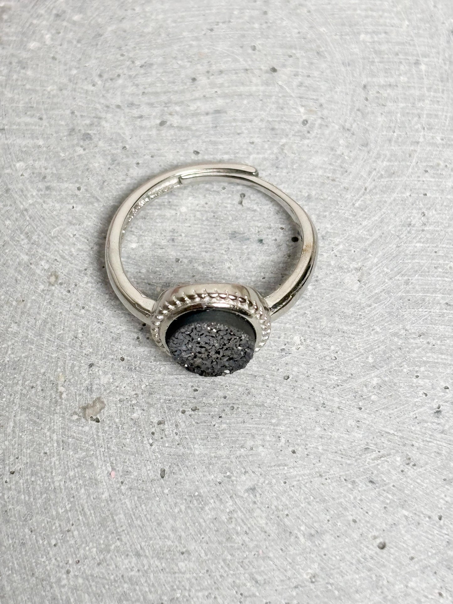 Edelstahlring größenverstellbar mit rundem Carborundum Stein 10 mm silberfarbener Statement Ring