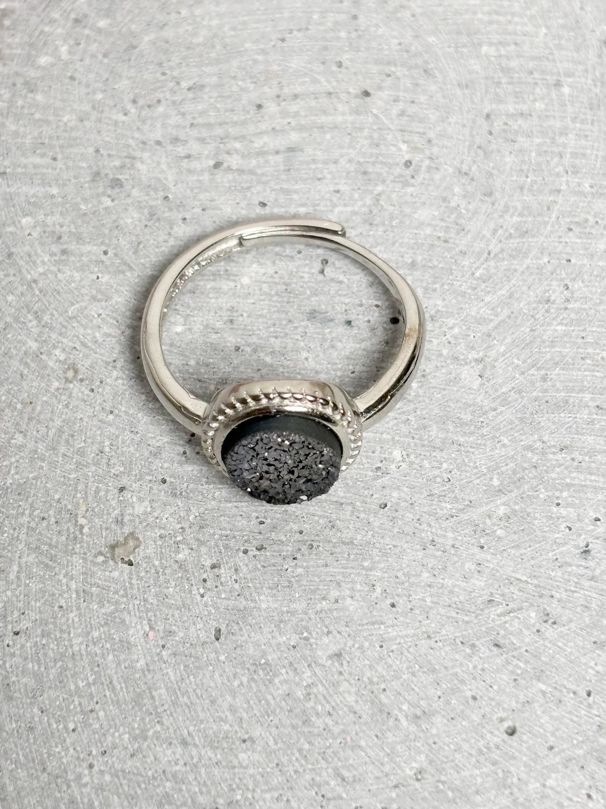 Edelstahlring größenverstellbar mit rundem Carborundum Stein 10 mm silberfarbener Statement Ring