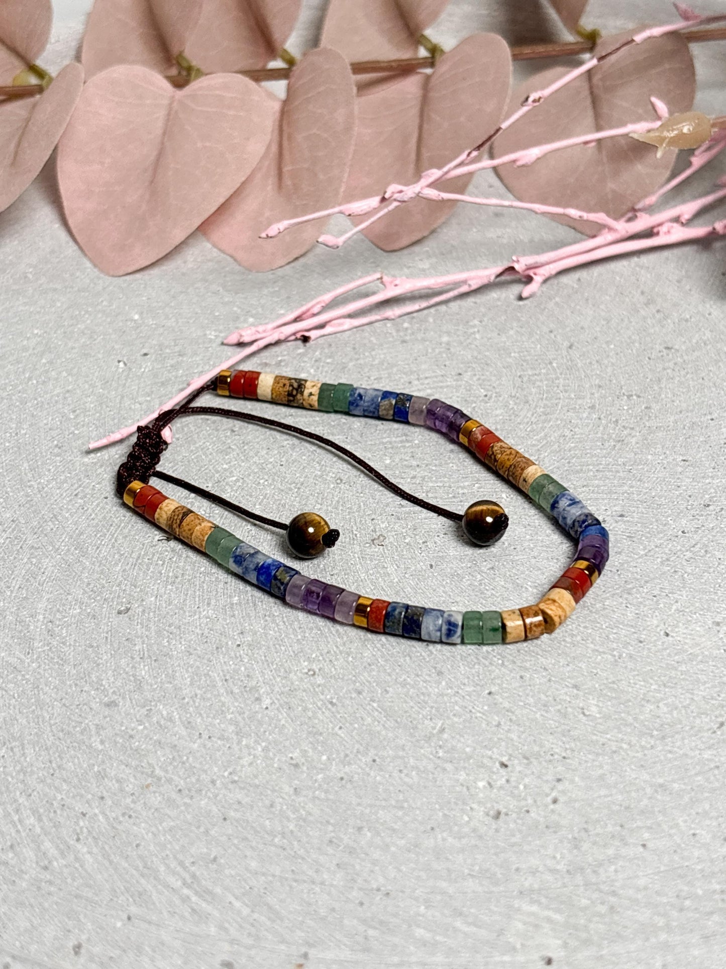 7 Chakra Armband Makramee verstellbar Unisex 4 mm Edelstein Perlenarmband mit Chakra Karte