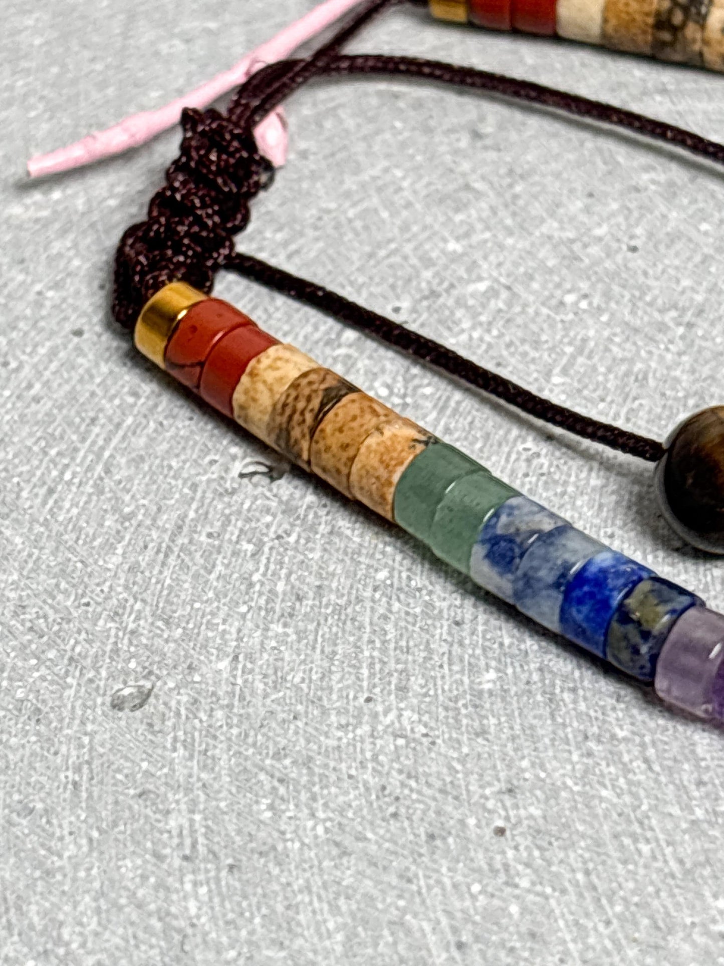 7 Chakra Armband Makramee verstellbar Unisex 4 mm Edelstein Perlenarmband mit Chakra Karte