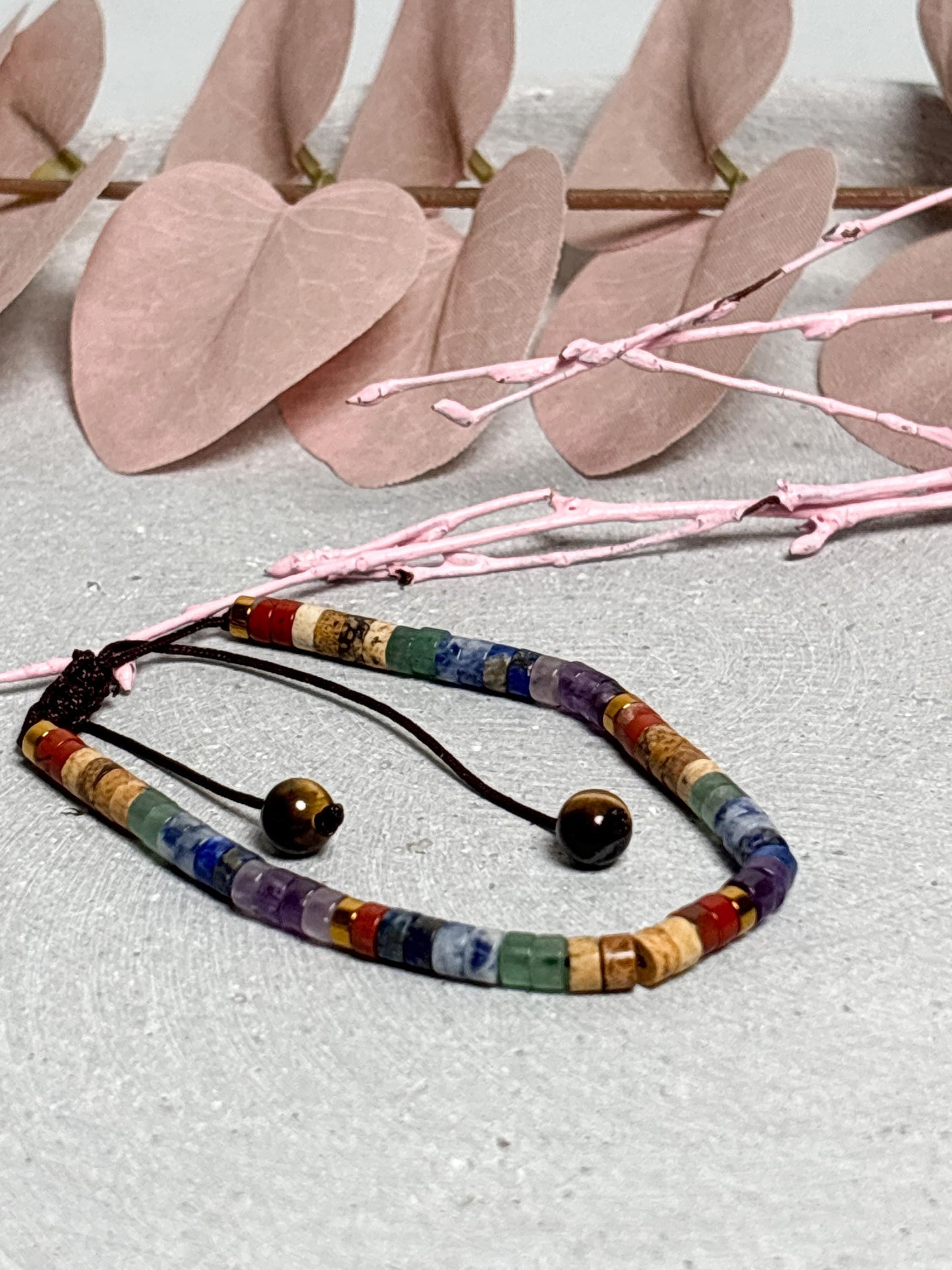 7 Chakra Armband Makramee verstellbar Unisex 4 mm Edelstein Perlenarmband mit Chakra Karte