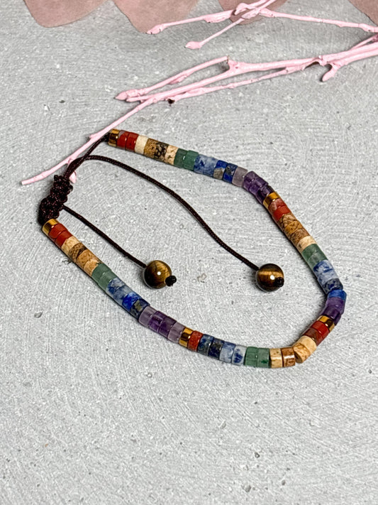 7 Chakra Armband Makramee verstellbar Unisex 4 mm Edelstein Perlenarmband mit Chakra Karte