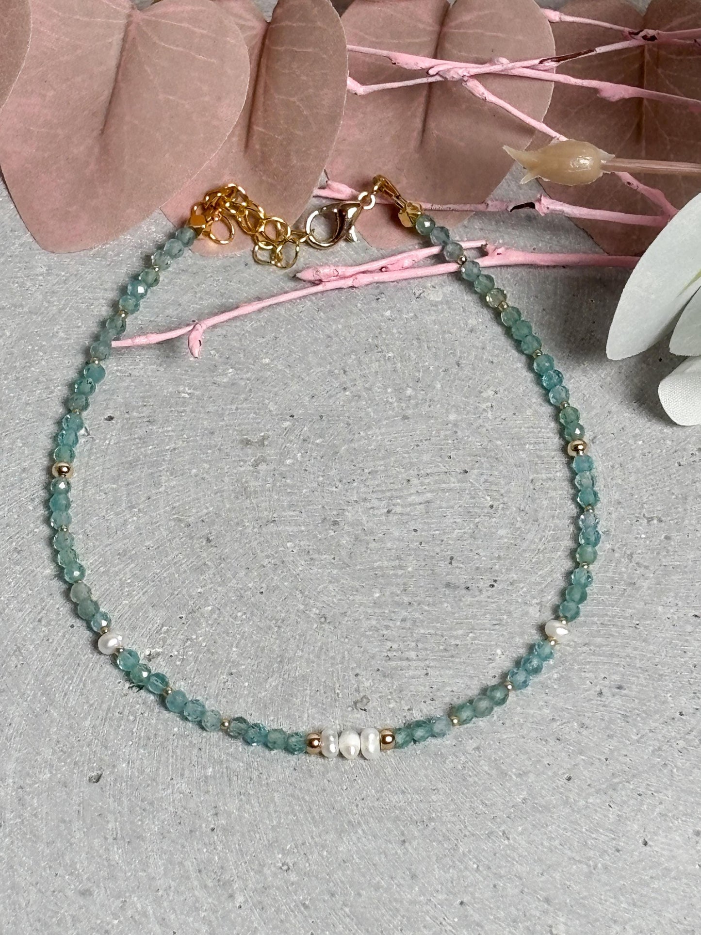 Ice Apatit Fußkettchen mit Süßwasserperlen vergoldete Elemente 25 cm + 5 cm Verlängerung Edelstein Fußschmuck