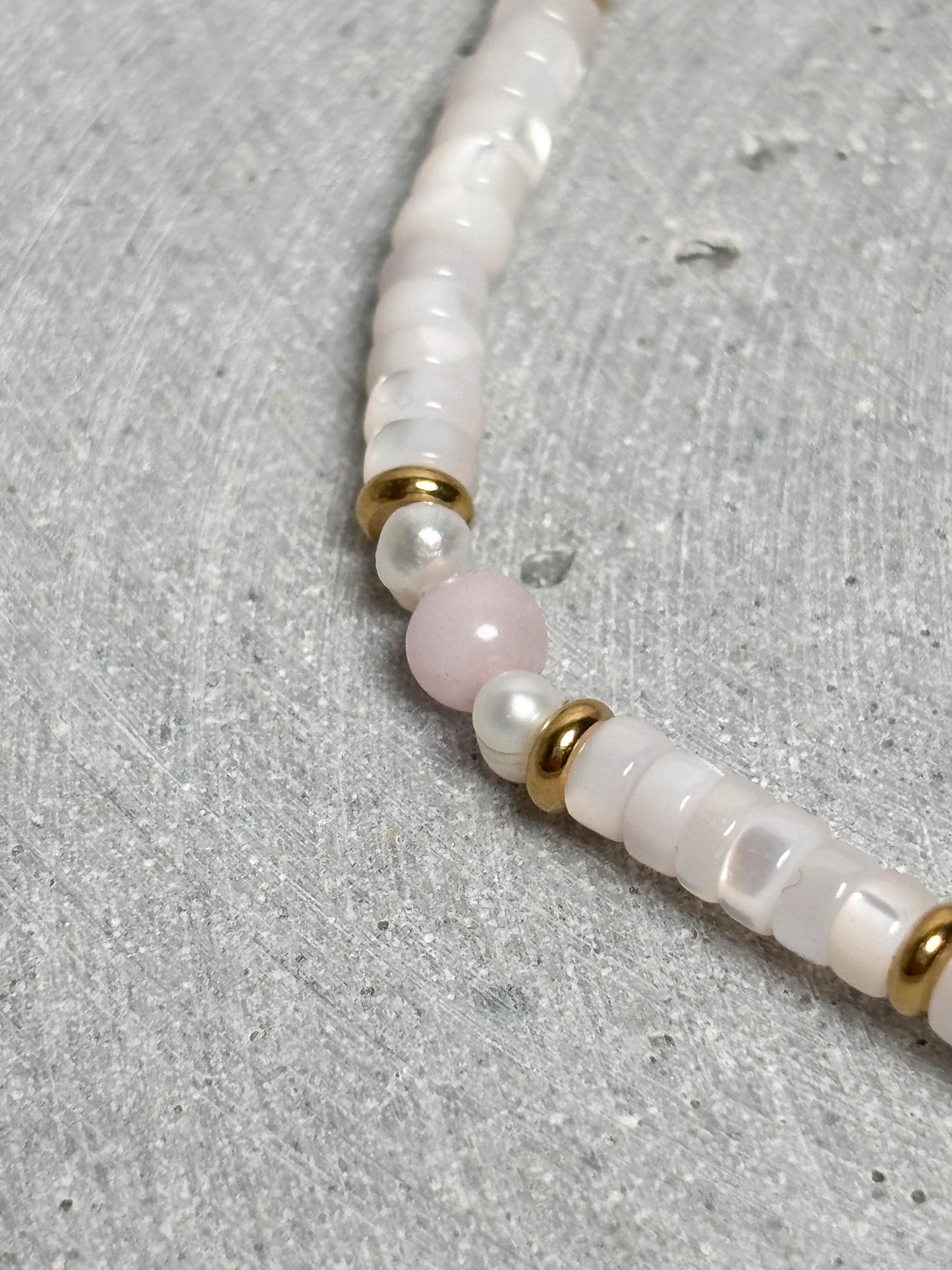 Elastisches Fußkettchen mit Rosenquarz und Muschelperlen 24 cm Edelstein Fußkette rosa weiß mit goldfarbenen Elementen