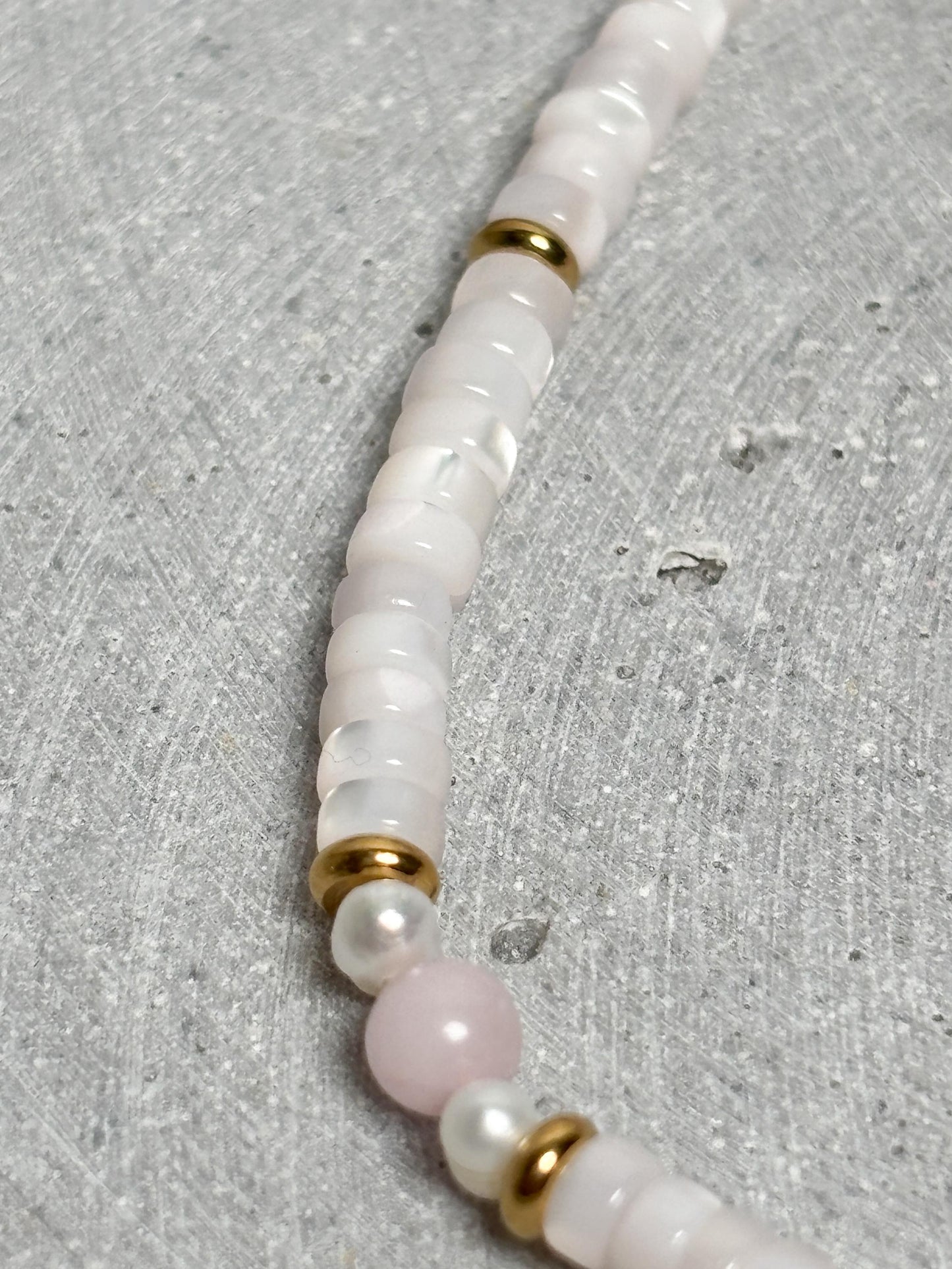 Elastisches Fußkettchen mit Rosenquarz und Muschelperlen 24 cm Edelstein Fußkette rosa weiß mit goldfarbenen Elementen