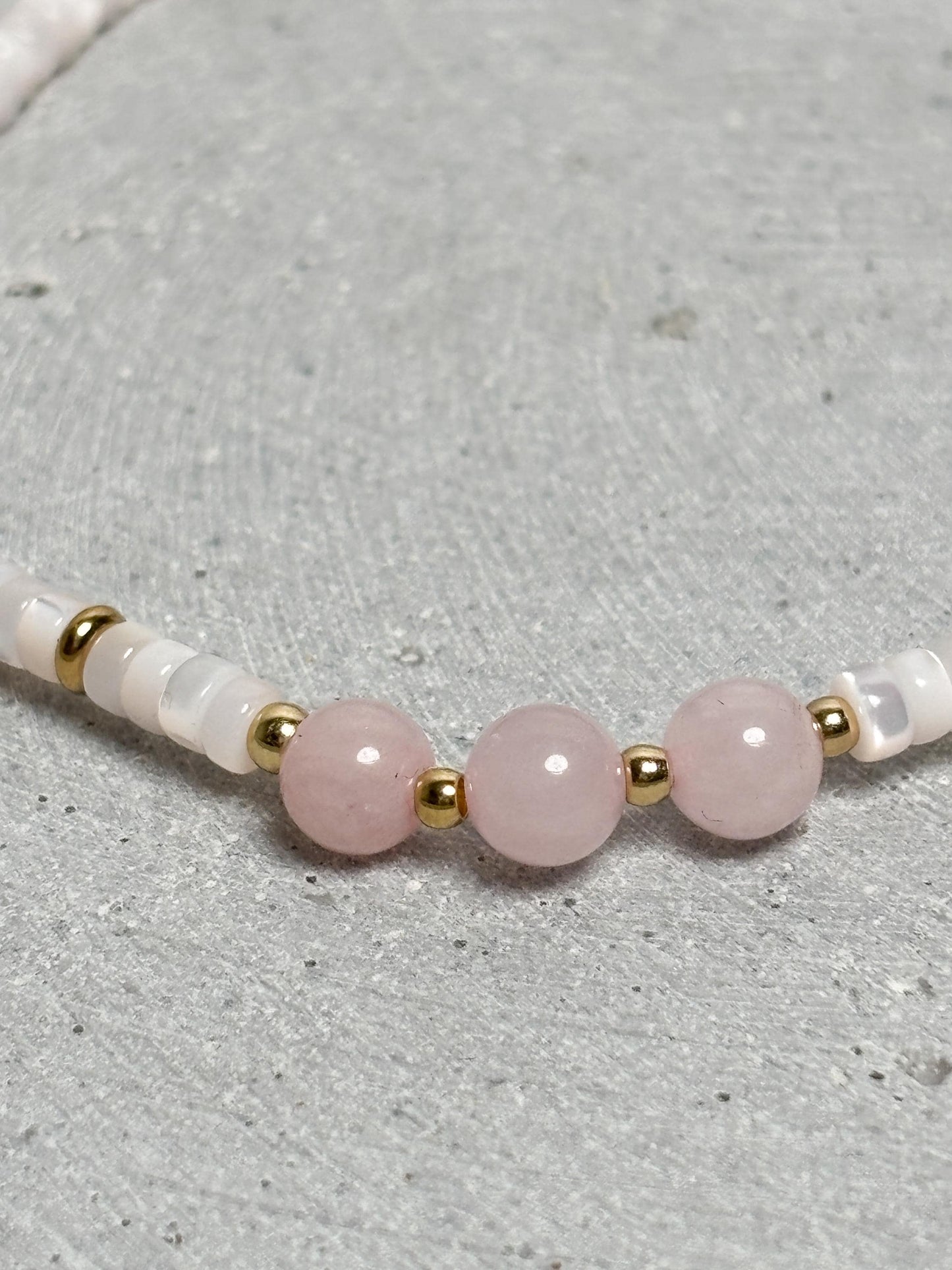 Elastisches Fußkettchen mit Rosenquarz und Muschelperlen 24 cm Edelstein Fußkette rosa weiß mit goldfarbenen Elementen