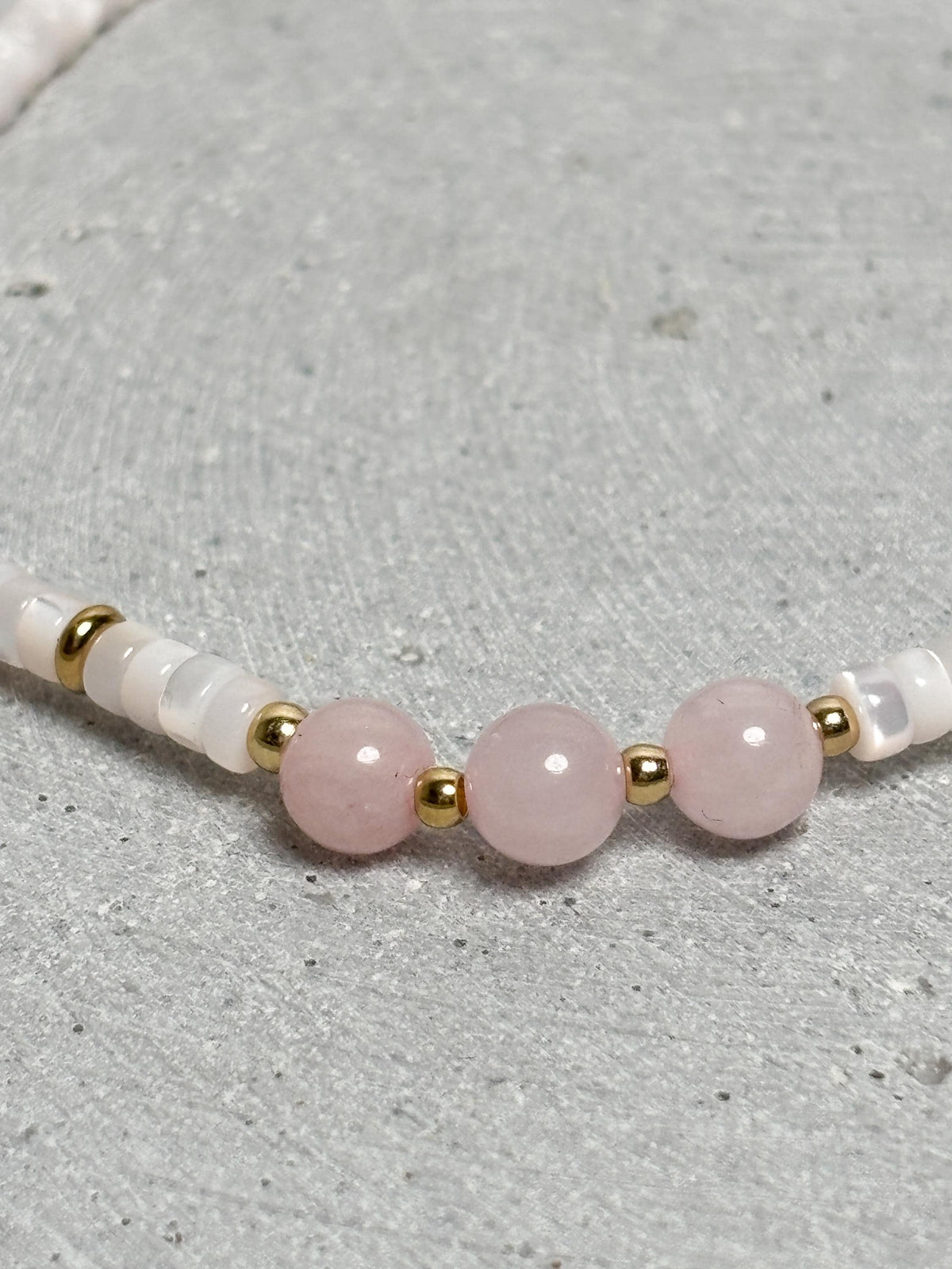 Elastisches Fußkettchen mit Rosenquarz und Muschelperlen 24 cm Edelstein Fußkette rosa weiß mit goldfarbenen Elementen