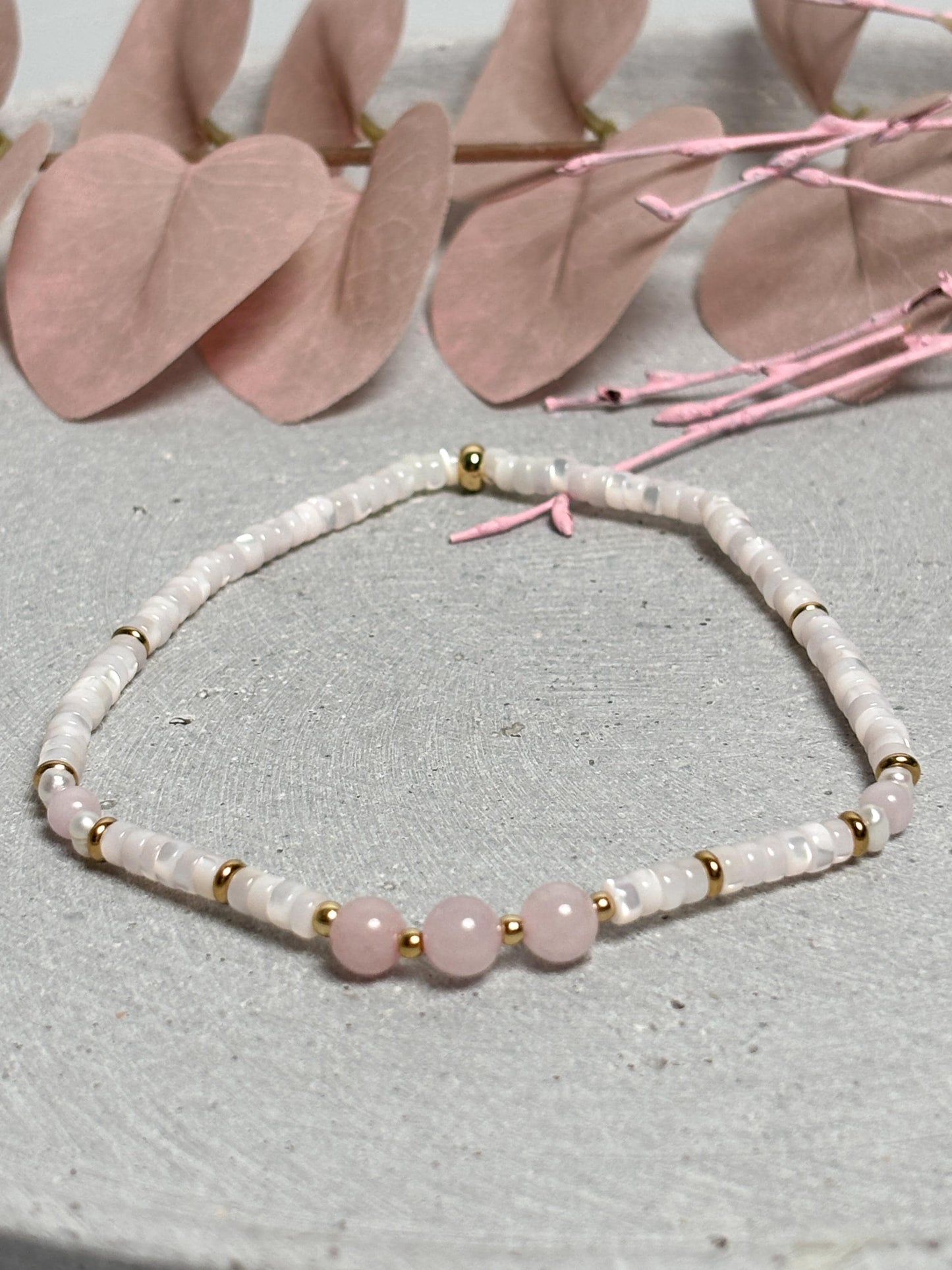 Elastisches Fußkettchen mit Rosenquarz und Muschelperlen 24 cm Edelstein Fußkette rosa weiß mit goldfarbenen Elementen
