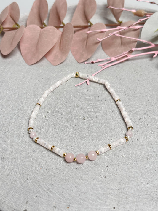 Elastisches Fußkettchen mit Rosenquarz und Muschelperlen 24 cm Edelstein Fußkette rosa weiß mit goldfarbenen Elementen
