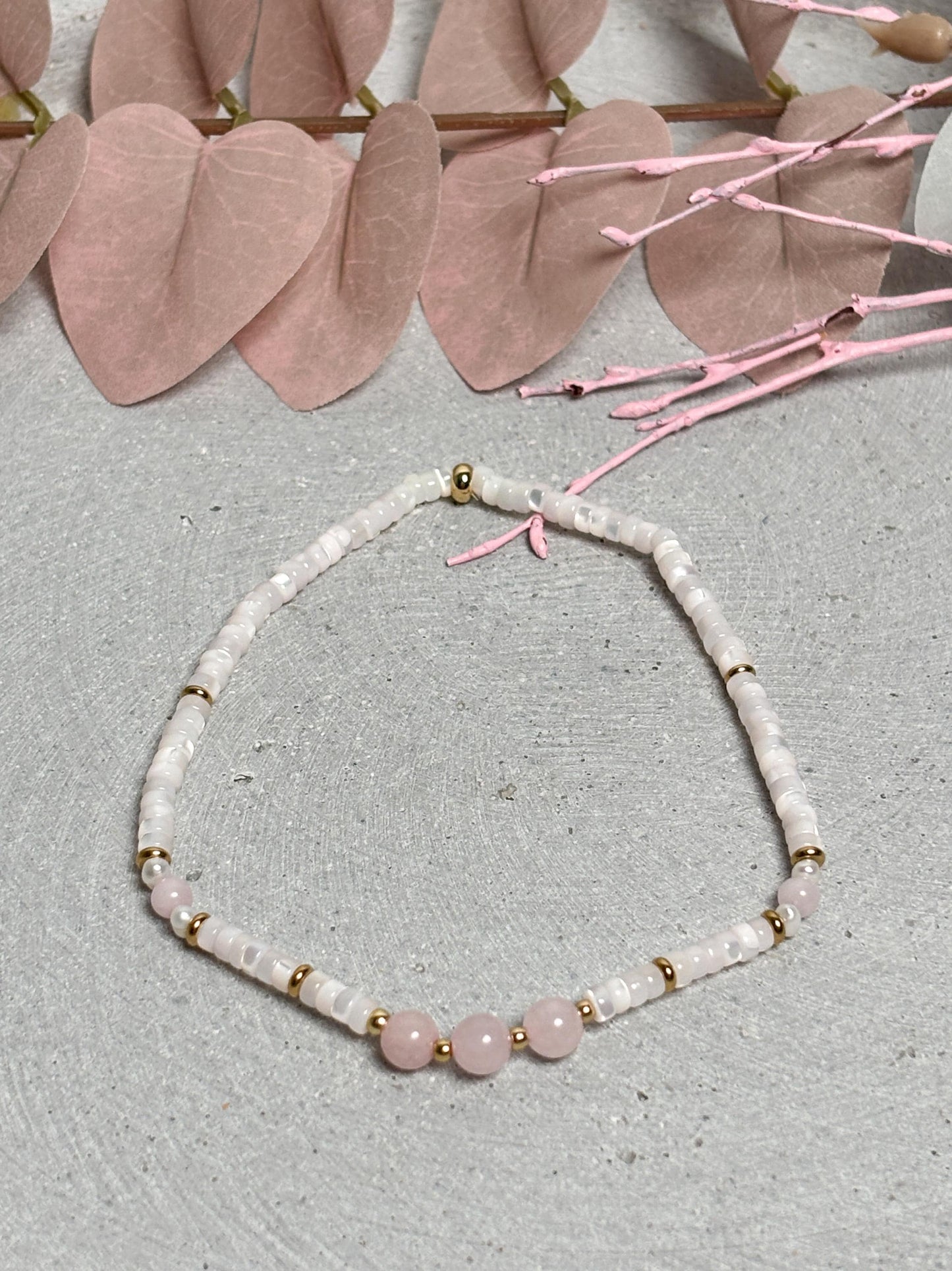 Elastisches Fußkettchen mit Rosenquarz und Muschelperlen 24 cm Edelstein Fußkette rosa weiß mit goldfarbenen Elementen