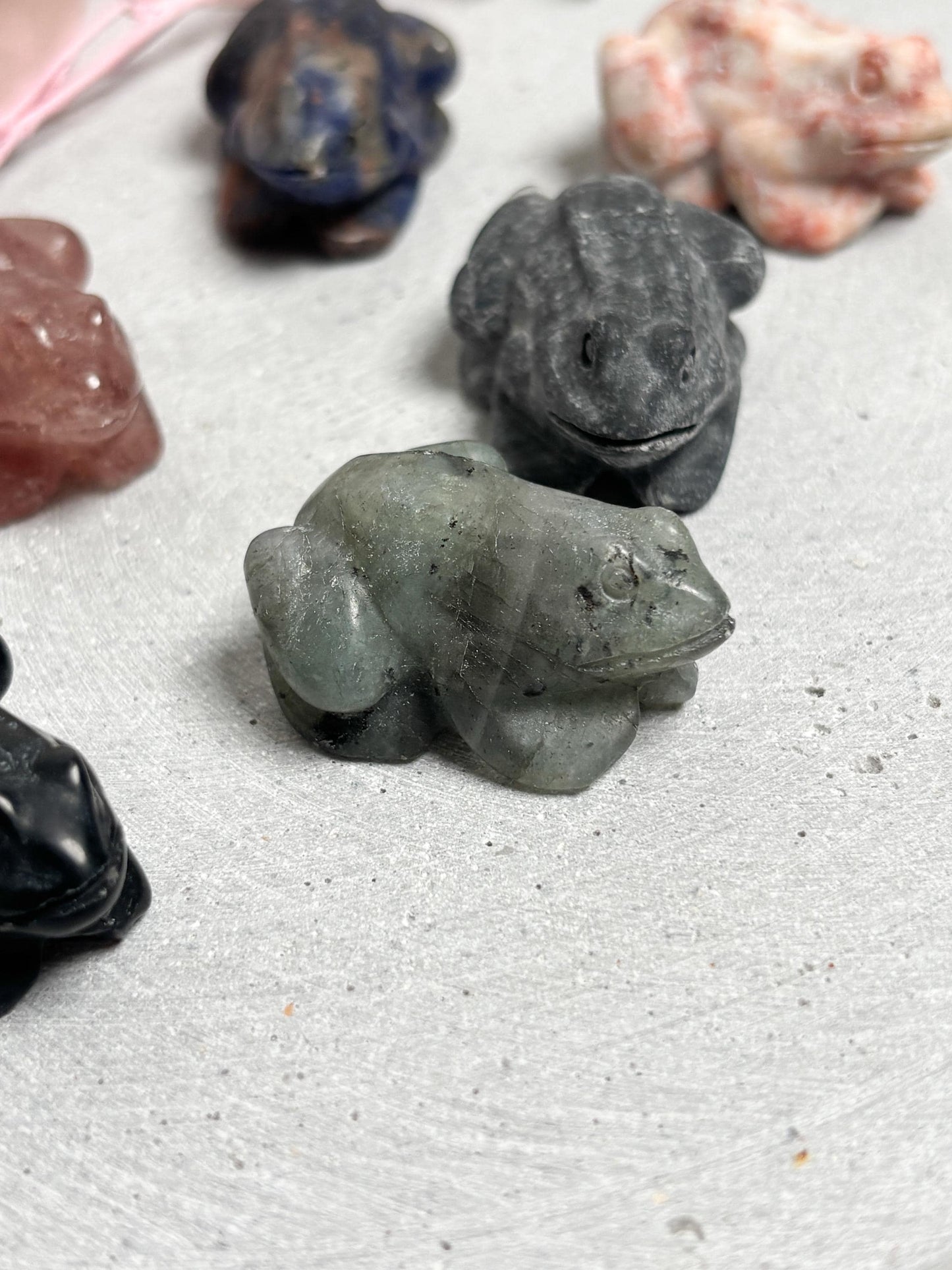 Frosch Carving klein verschiedene Kristalle Edelstein Figur Naturstein Deko Mini Frosch geschnitzt