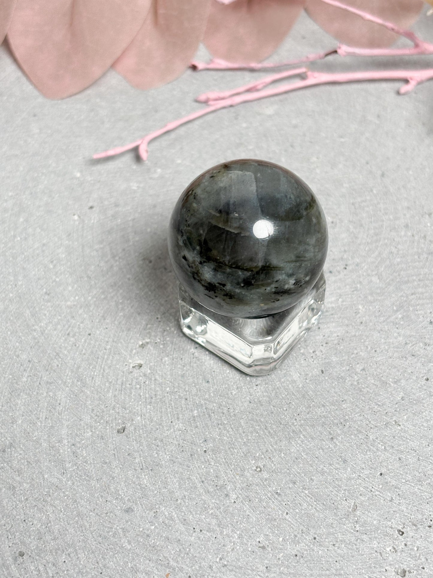 Labradorit Kugel poliert 3,1 cm Edelstein Kugel mit violett-blauem Schimmer Naturstein Sphere Deko Kristallkugel