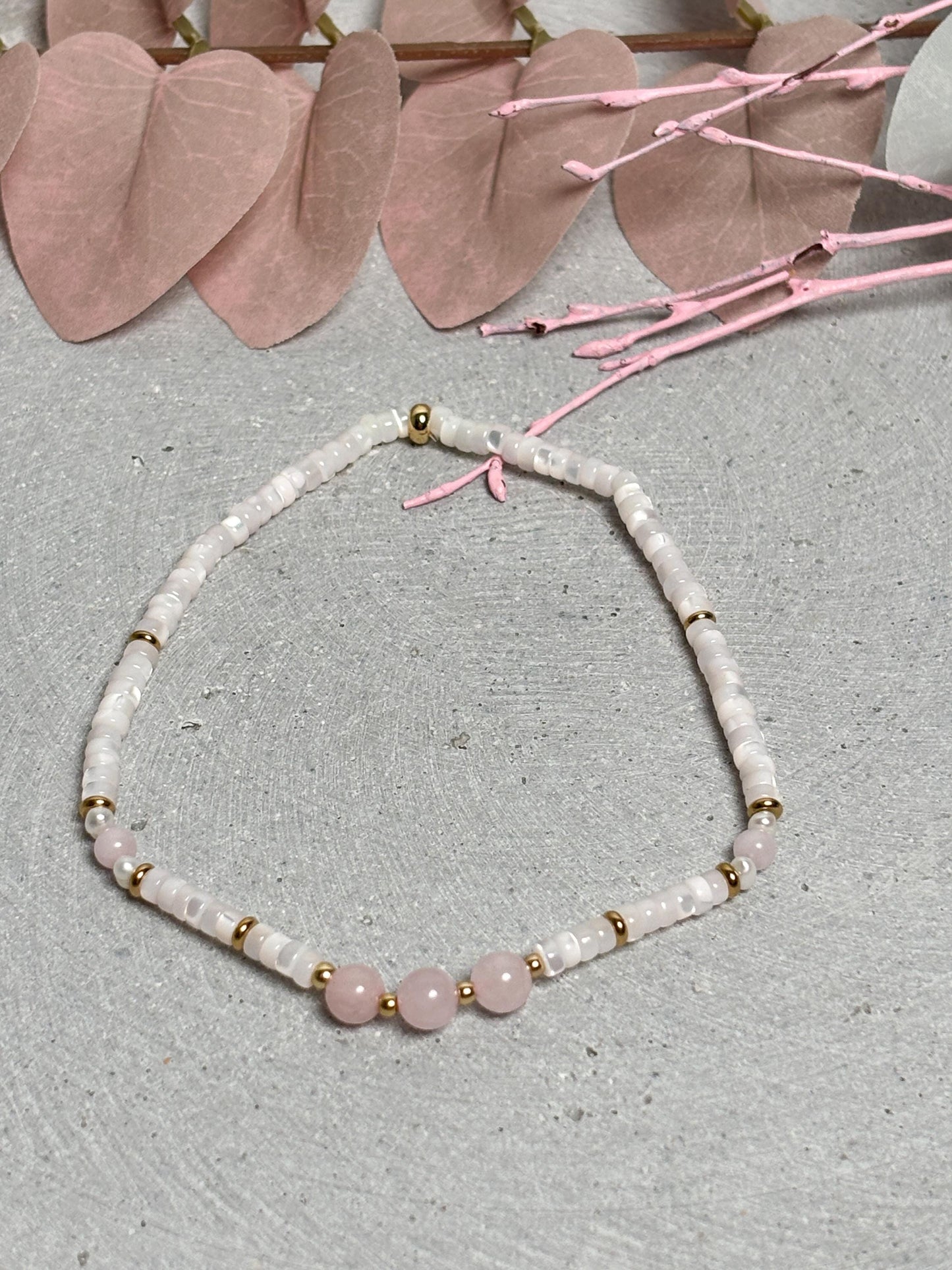 Elastisches Fußkettchen mit Rosenquarz und Muschelperlen 24 cm Edelstein Fußkette rosa weiß mit goldfarbenen Elementen