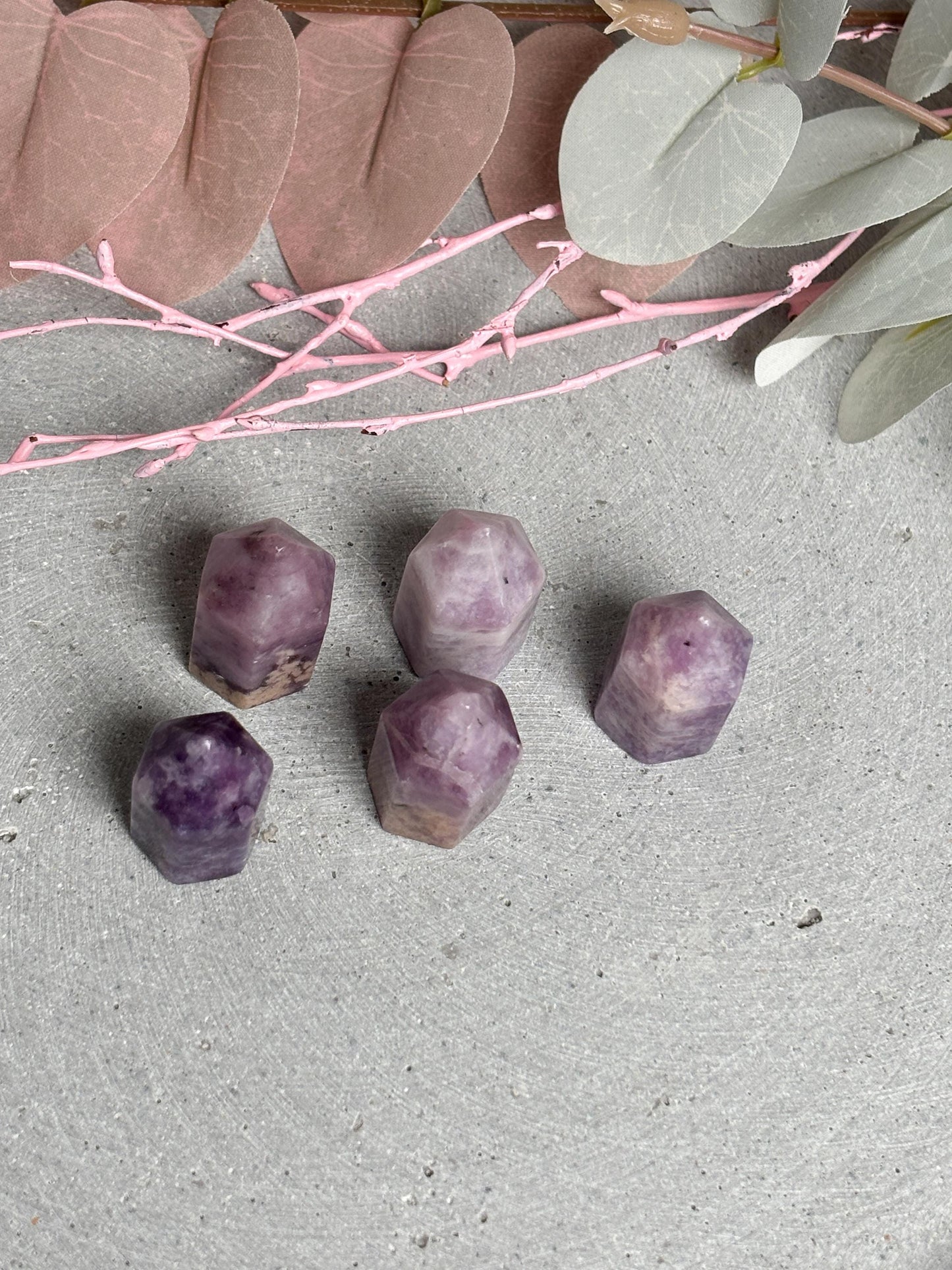 Lepidolith Mini Spitze 2,5 cm Edelstein Turm poliert kleiner Kristall Turm violett Naturstein Deko