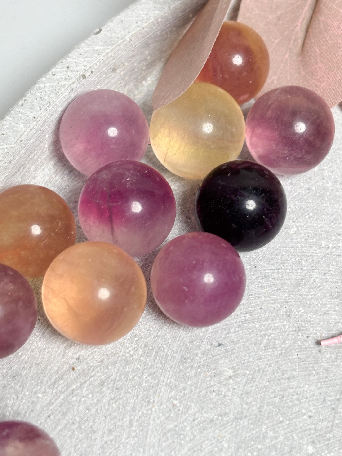 Fluorit Kugel 1,6 cm Mini Kristallkugel poliert Edelstein Kugel Regenbogenfluorit Naturstein Deko