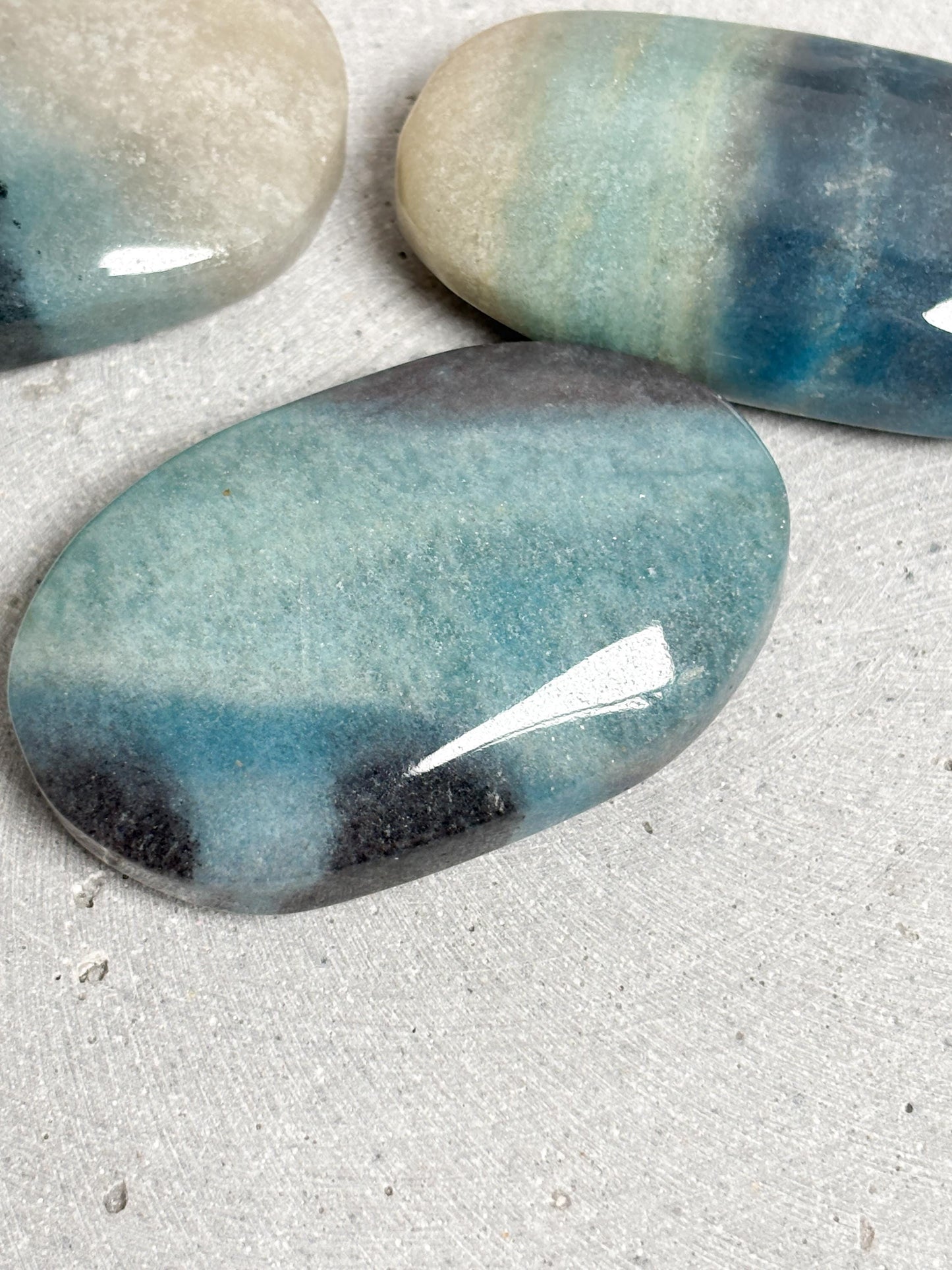 Troilit Palmstone blau weiß poliert ca. 5 cm Handschmeichler Taschenstein Edelstein Unikat