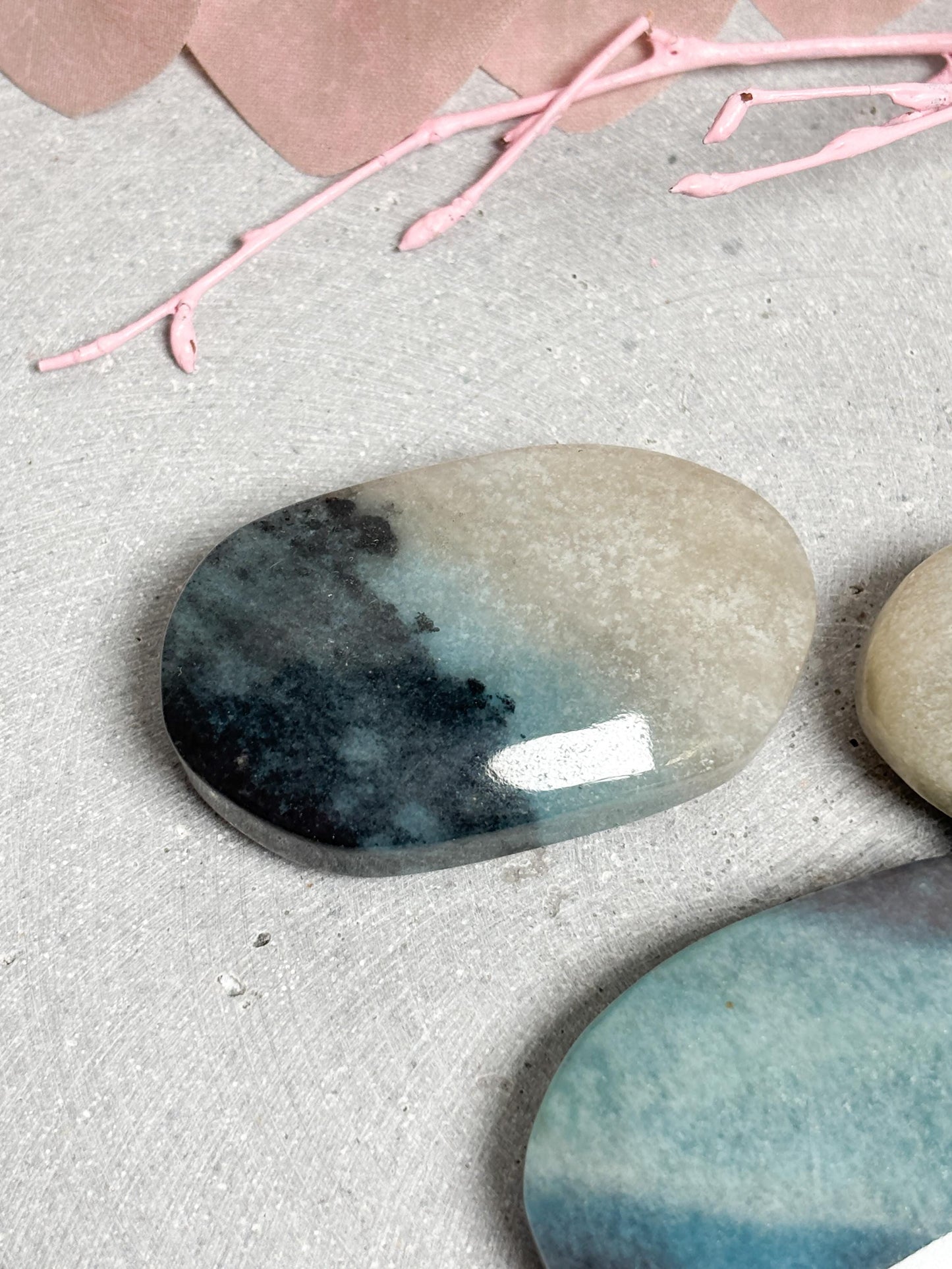 Troilit Palmstone blau weiß poliert ca. 5 cm Handschmeichler Taschenstein Edelstein Unikat