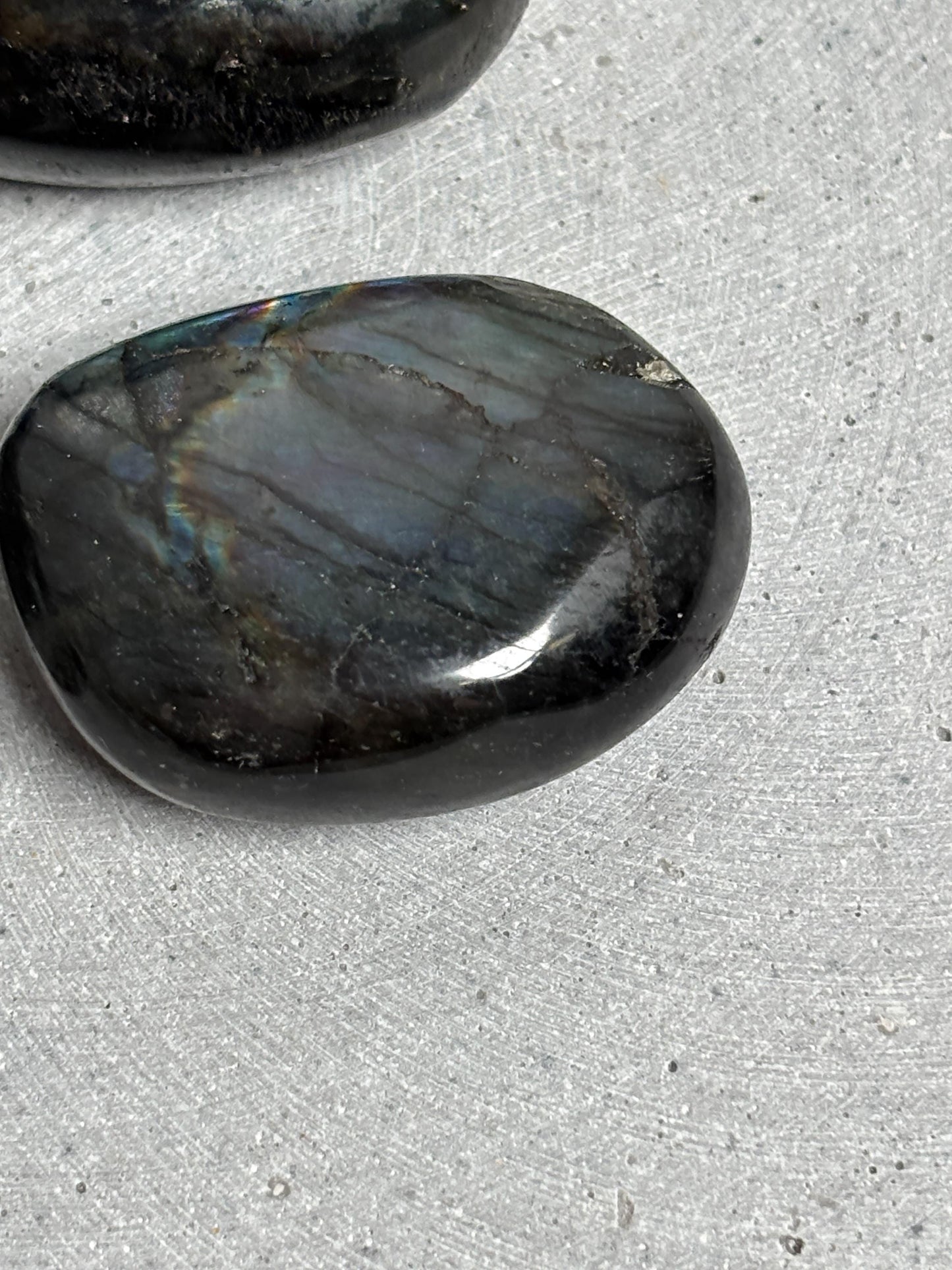 Labradorit Palmstone ca. 44,7 cm Handstein Taschenstein Edelstein mit Labradoreszenz Unikat