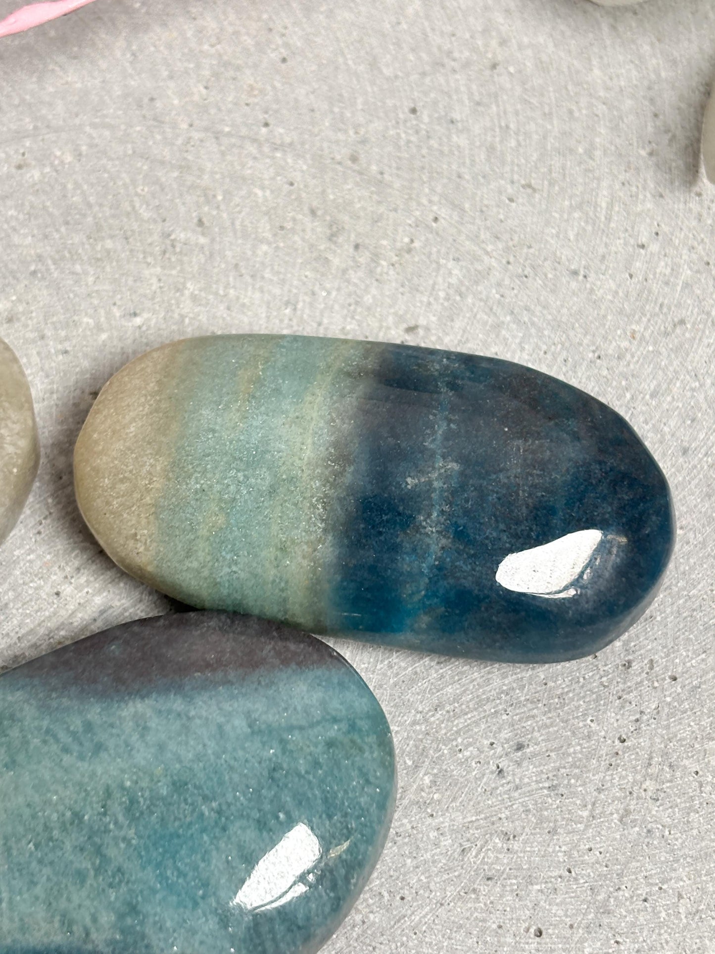 Troilit Palmstone blau weiß poliert ca. 5 cm Handschmeichler Taschenstein Edelstein Unikat