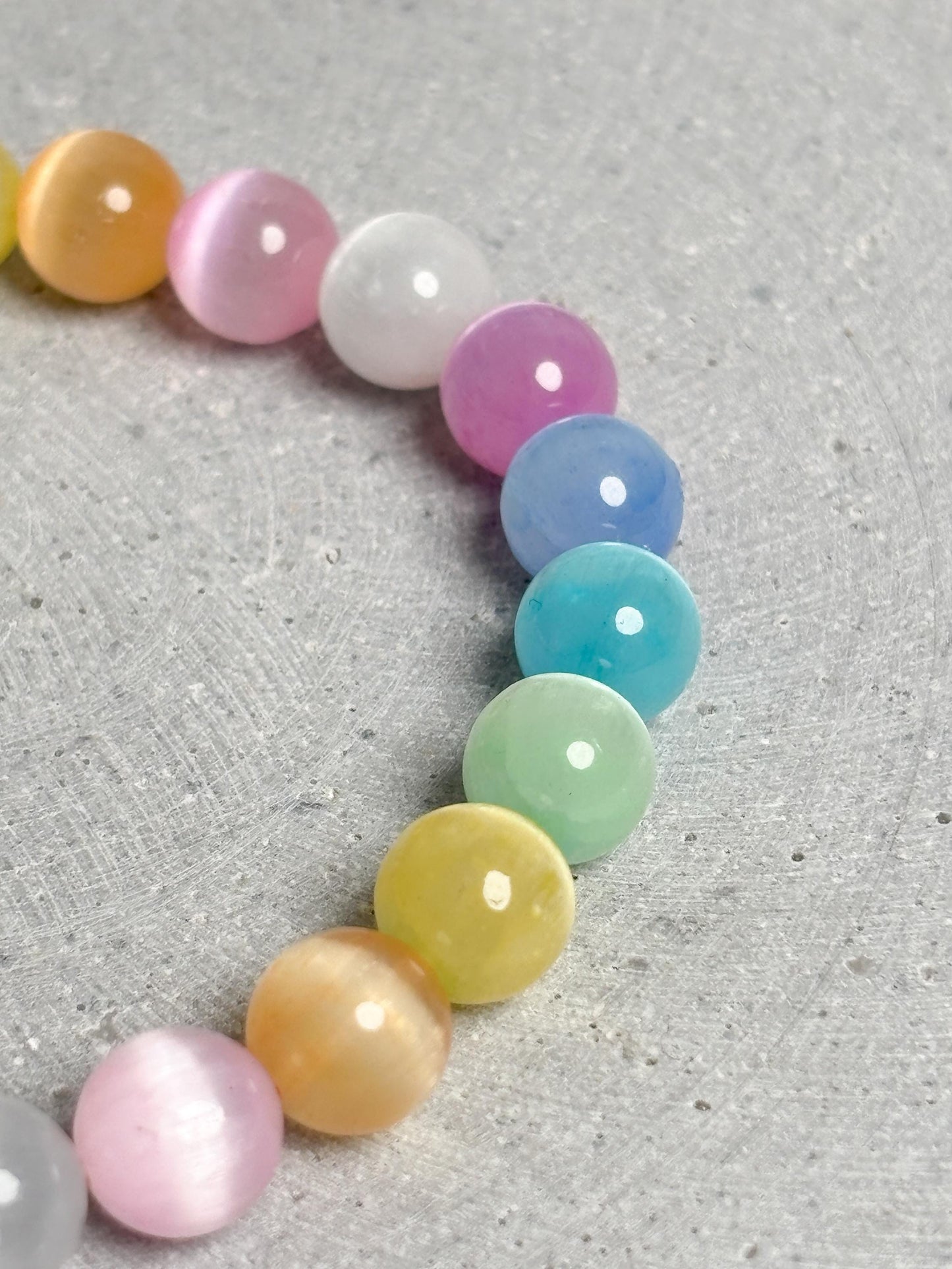 Selenit Armband 17,5 cm gefärbt Blau Rosa Regenbogen 8,5 mm Edelstein Armband Perlenarmband Unikat